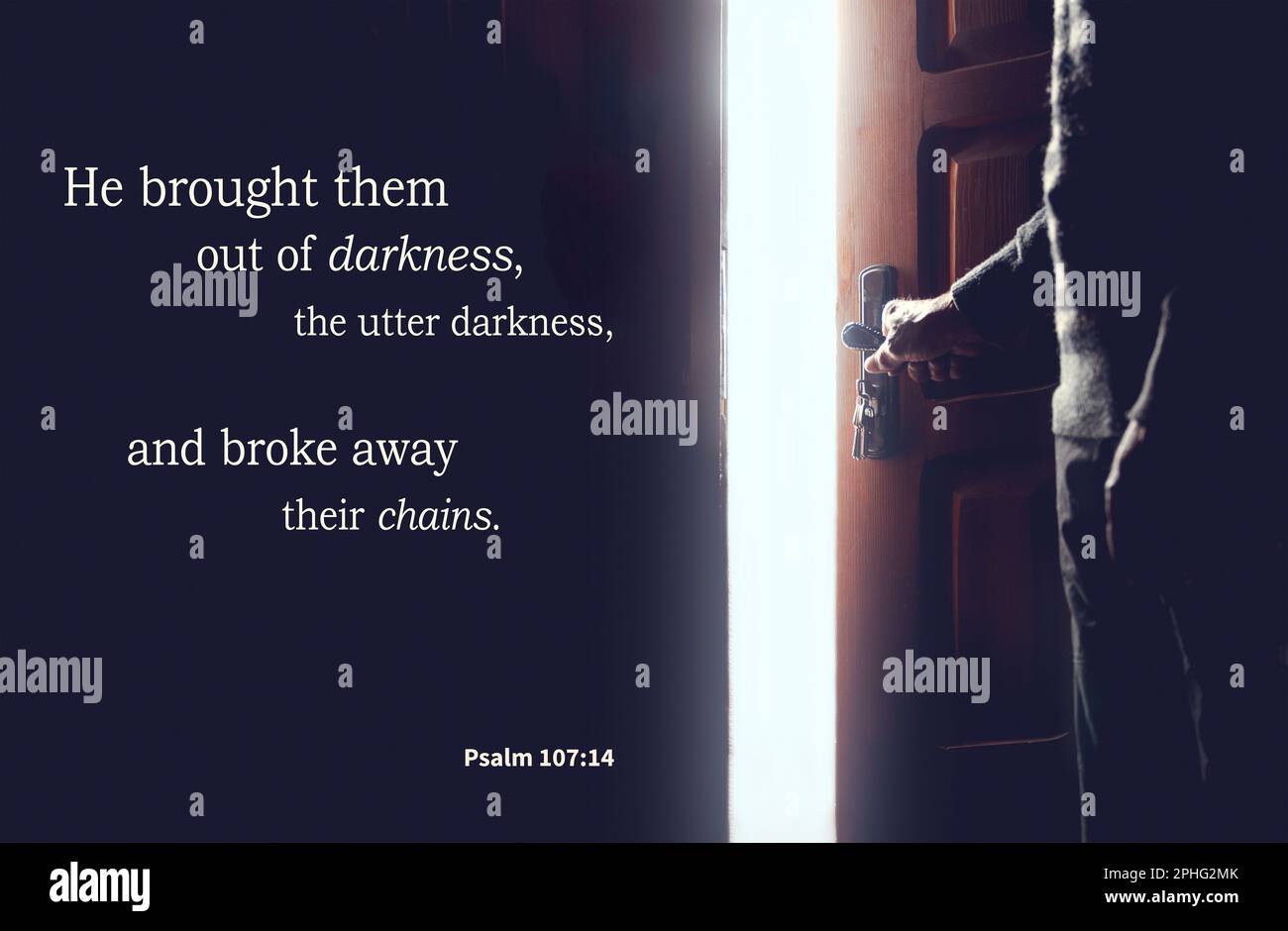 La bibbia cristiana verses psalm 107: 14, anziani anziani nelle tenebre e luce da una porta aperta Foto Stock