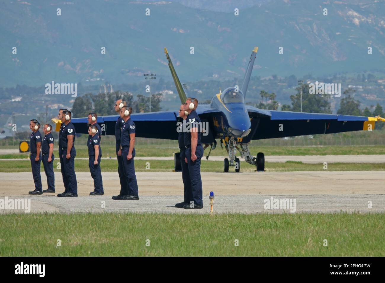 Punto Mugu, California / USA - 18 marzo 2023: L'equipaggio di volo della squadra dimostrativa USAF Thunderbirds è all'attenzione, di fronte ai jet della loro squadra, con Foto Stock