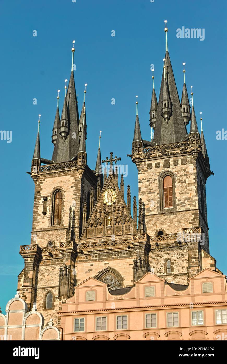 Torri della Chiesa di Tyn sulla Piazza della Città Vecchia di Praga con il colore blu del cielo sullo sfondo Foto Stock