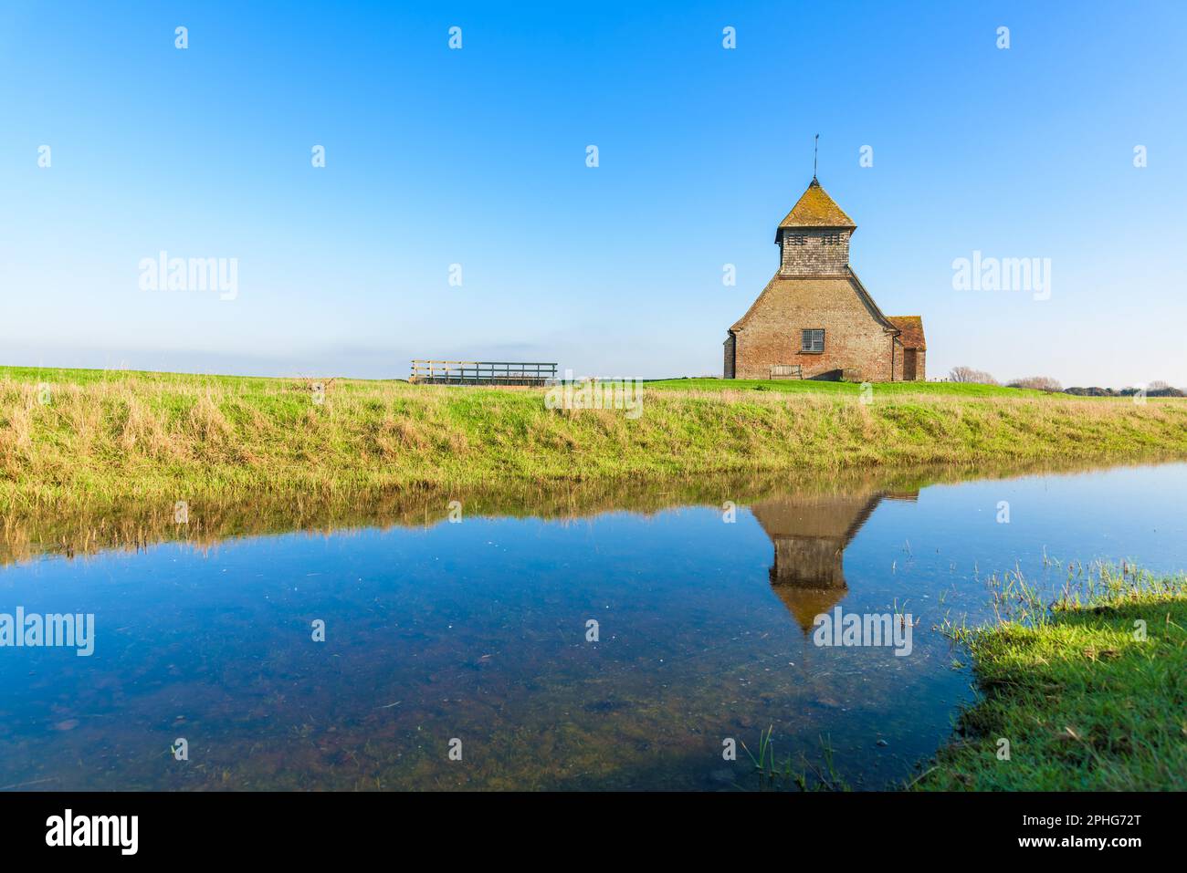 Chiesa di San Tommaso à Becket a Fairfield, Kent, in una giornata di sole. Foto Stock