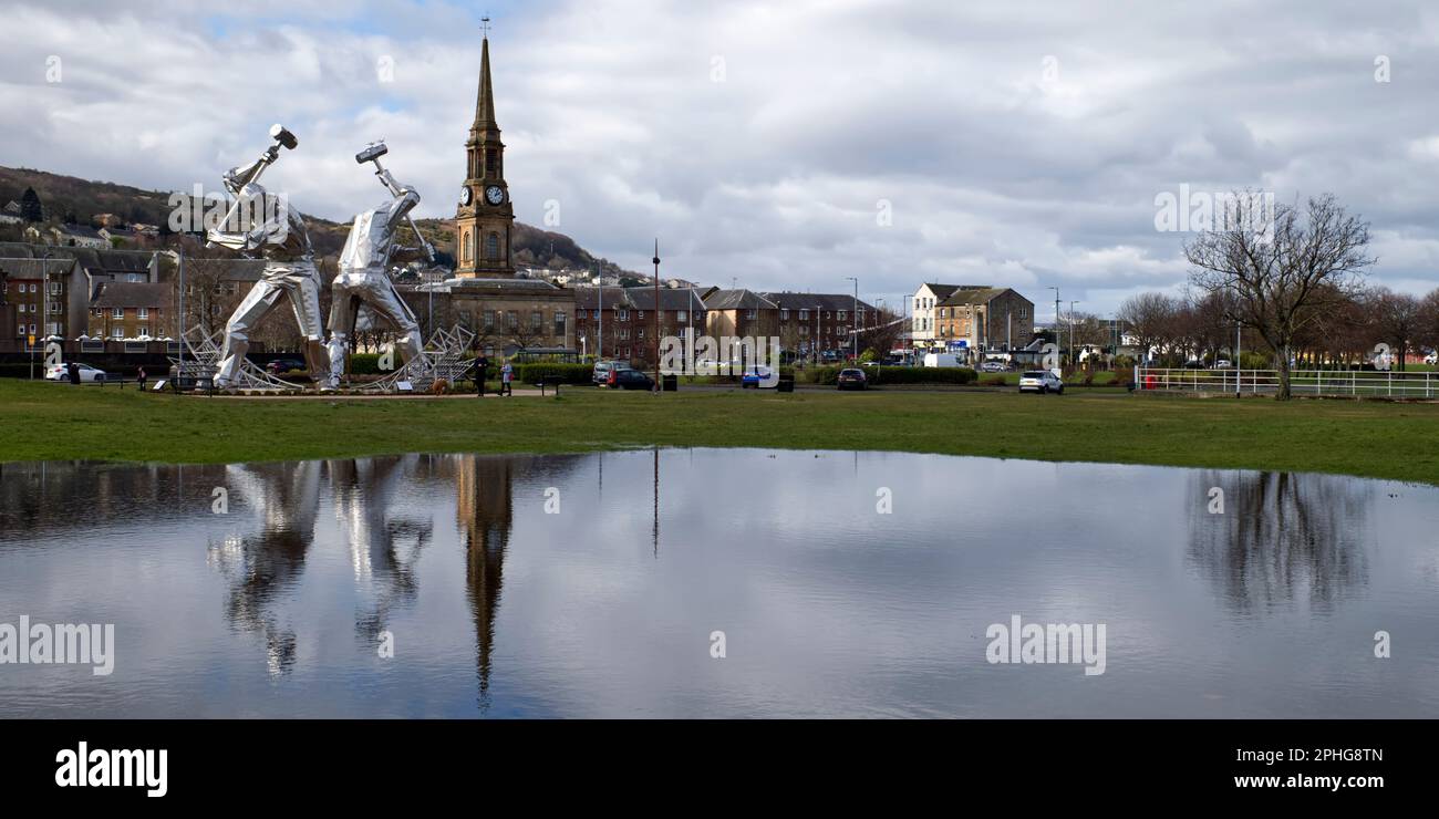 Moderna scultura in acciaio inossidabile i costruttori navali di Port Glasgow dell'artista John McKenna , Coronation Park,Port Glasgow,Inverclyde,Scotland,UK Foto Stock