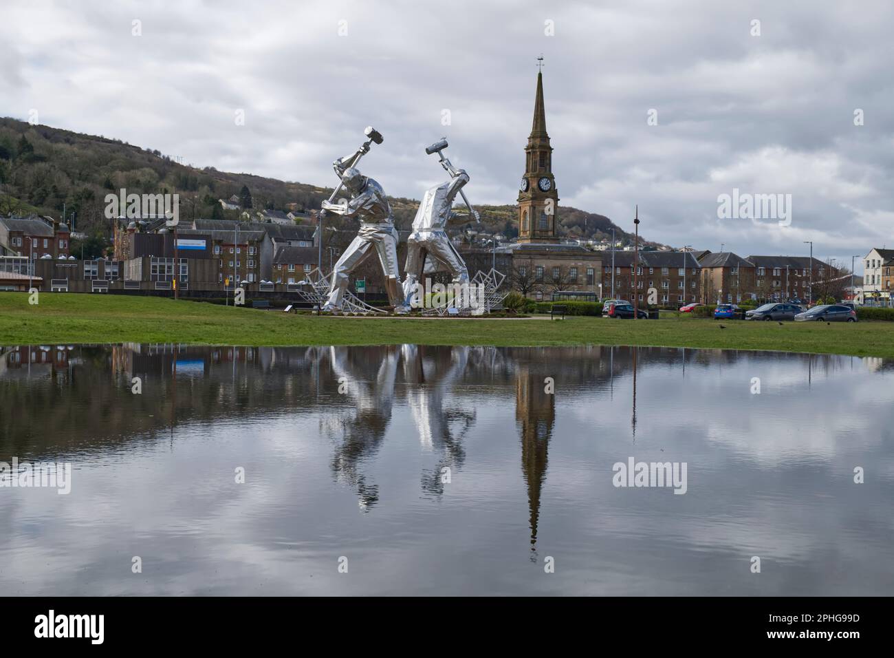 Moderna scultura in acciaio inossidabile i costruttori navali di Port Glasgow dell'artista John McKenna , Coronation Park,Port Glasgow,Inverclyde,Scotland,UK Foto Stock