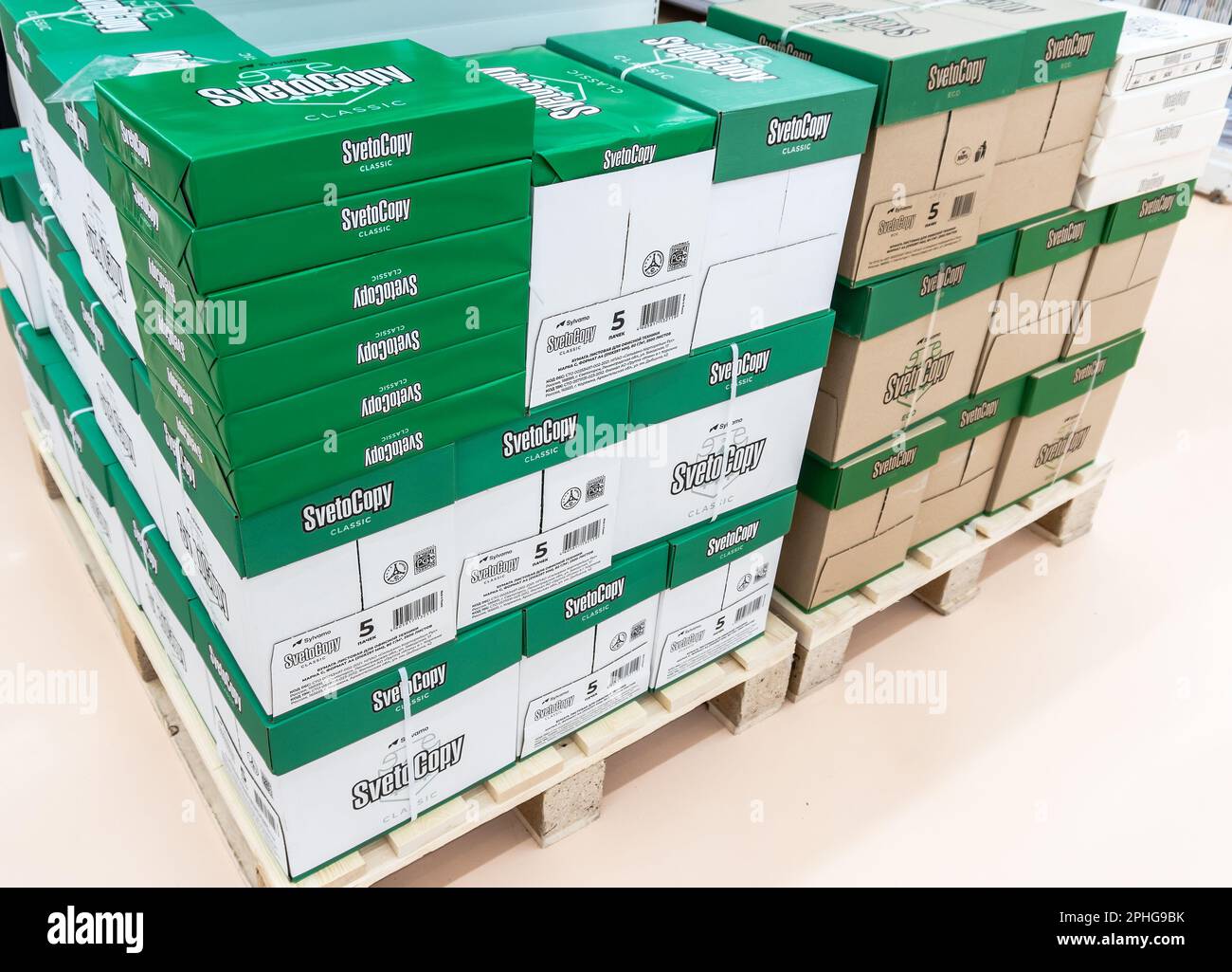 Samara, Russia - 2 novembre 2022: White paper per attrezzature per ufficio SvetoCopy in scatole a venduto in un supermercato Foto Stock