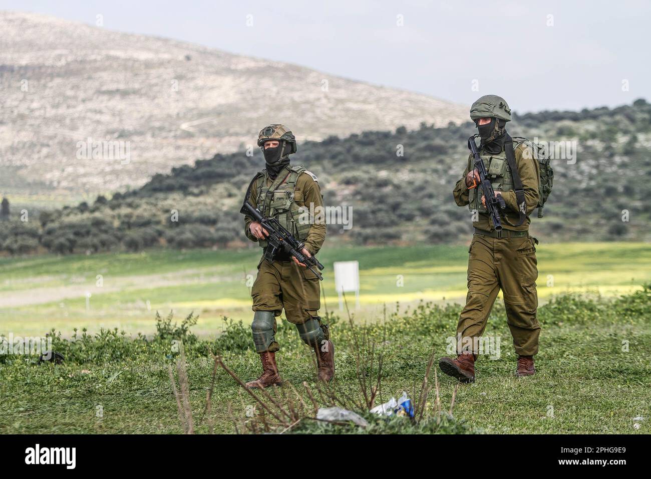 Cisgiordania settentrionale, Palestina. 27th Mar, 2023. I soldati israeliani sorvegliano il checkpoint militare nella Cisgiordania occupata. Le forze armate israeliane hanno posto molti ostacoli nella Cisgiordania settentrionale per cercare le auto e controllare l'identità dei turisti alla ricerca di uomini da guerra palestinesi che hanno aperto il fuoco ai soldati israeliani. (Foto di Nasser Ishtayeh/SOPA Images/Sipa USA) Credit: Sipa USA/Alamy Live News Foto Stock