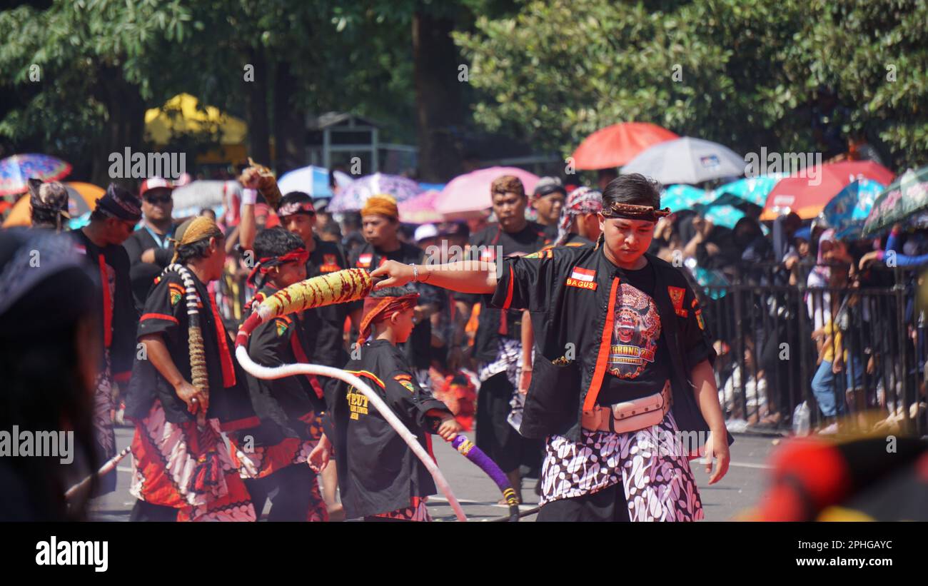 Persone che eseguono samandiman di pecut. La frusta Samandimana è un magico cimelio di Ponorogo di proprietà di Re Klono Sewandono Foto Stock