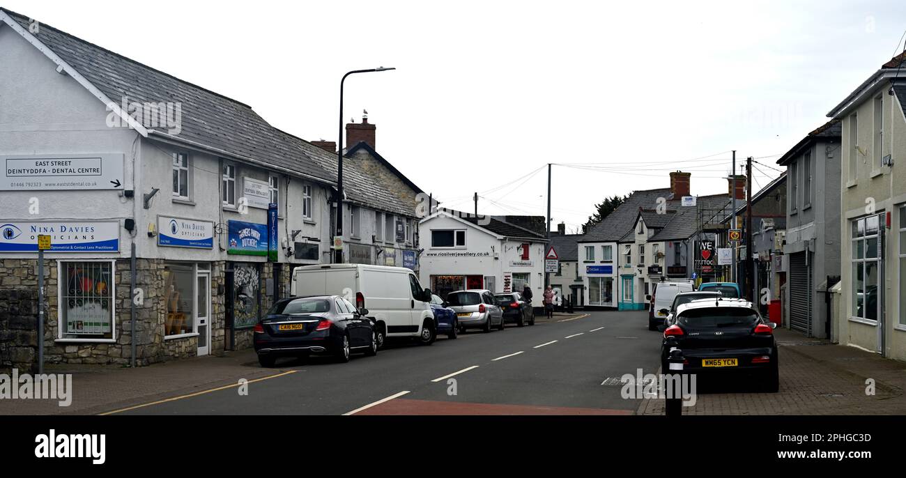 Strada principale shopping su Boverton Road nella piccola cittadina di Llantwit Major, vale of Glamorgan, Galles, Regno Unito Foto Stock