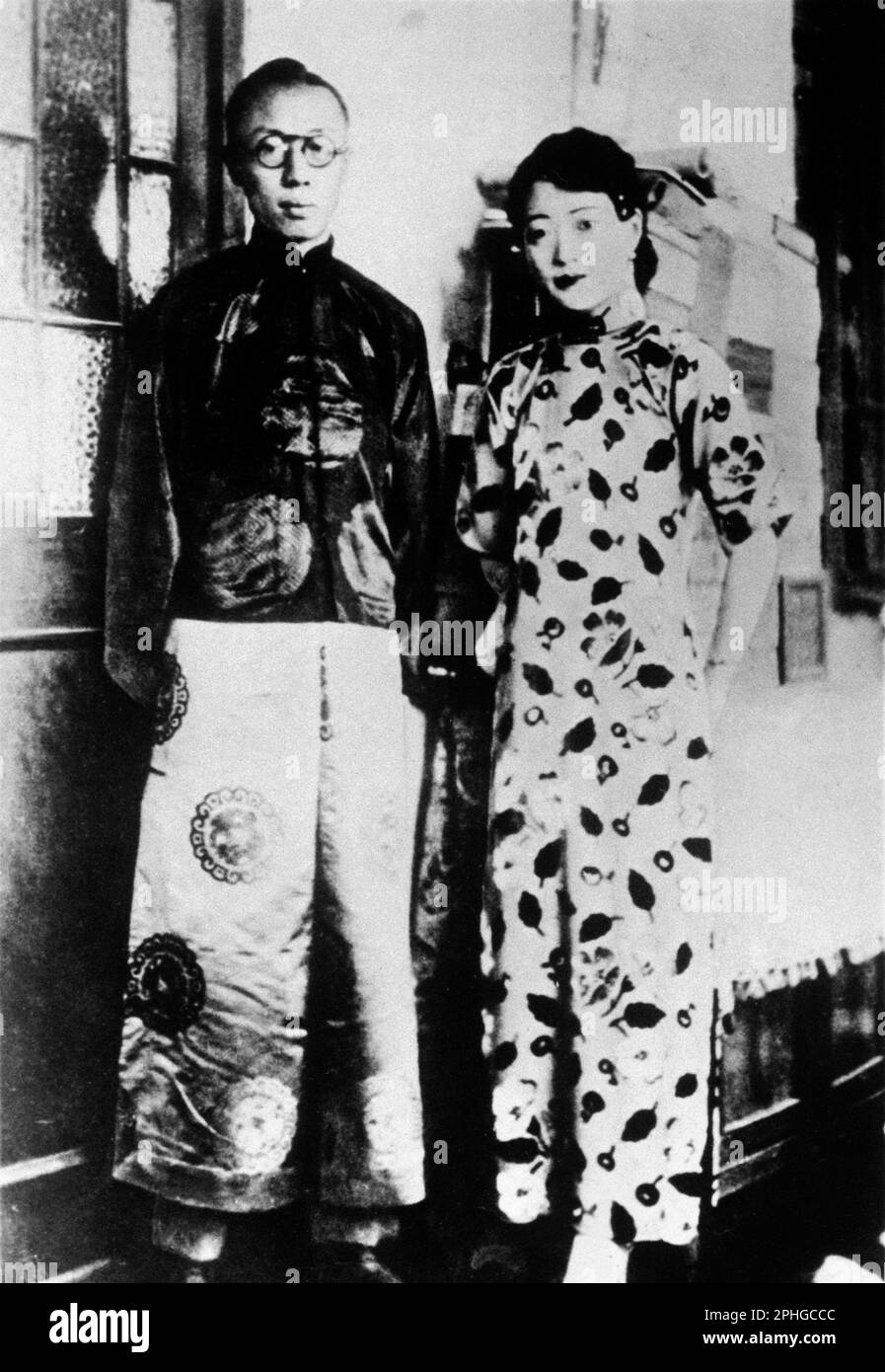 Henry Puyi, left, the former Emperor of China, and consort Tan Yuling, are shown enroute to Manchuria, March 8, 1932. It is reported that he will soon be inaugurated president of the newly-created government of Manchuria. He at first declined to accept the post under a title othe rthan Emperor, although later reports indicate he will accept the head of the government, probably under the title of president. (AP Photo) Foto Stock