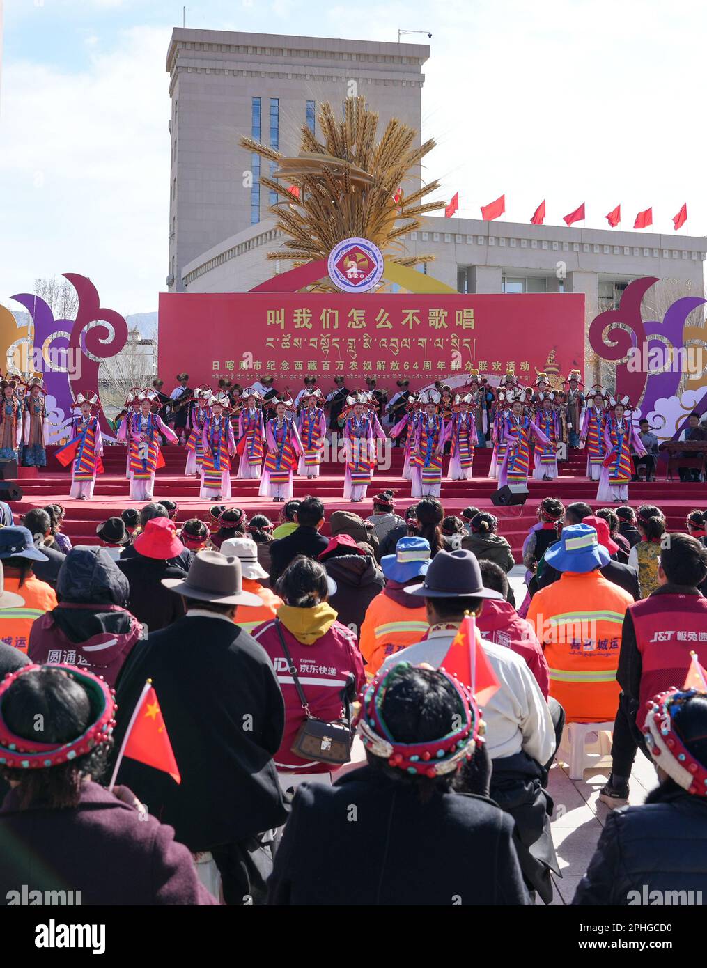 Lhasa, Regione autonoma del Tibet in Cina. 28th Mar, 2023. La gente partecipa a una celebrazione per il 15th° giorno di emancipazione dei servi a Xigaze, regione autonoma del Tibet, nel sud-ovest della Cina, il 28 marzo 2023. Il giorno di emancipazione dei 15th serfs cade il martedì. Credit: HE JINLONG/Xinhua/Alamy Live News Foto Stock