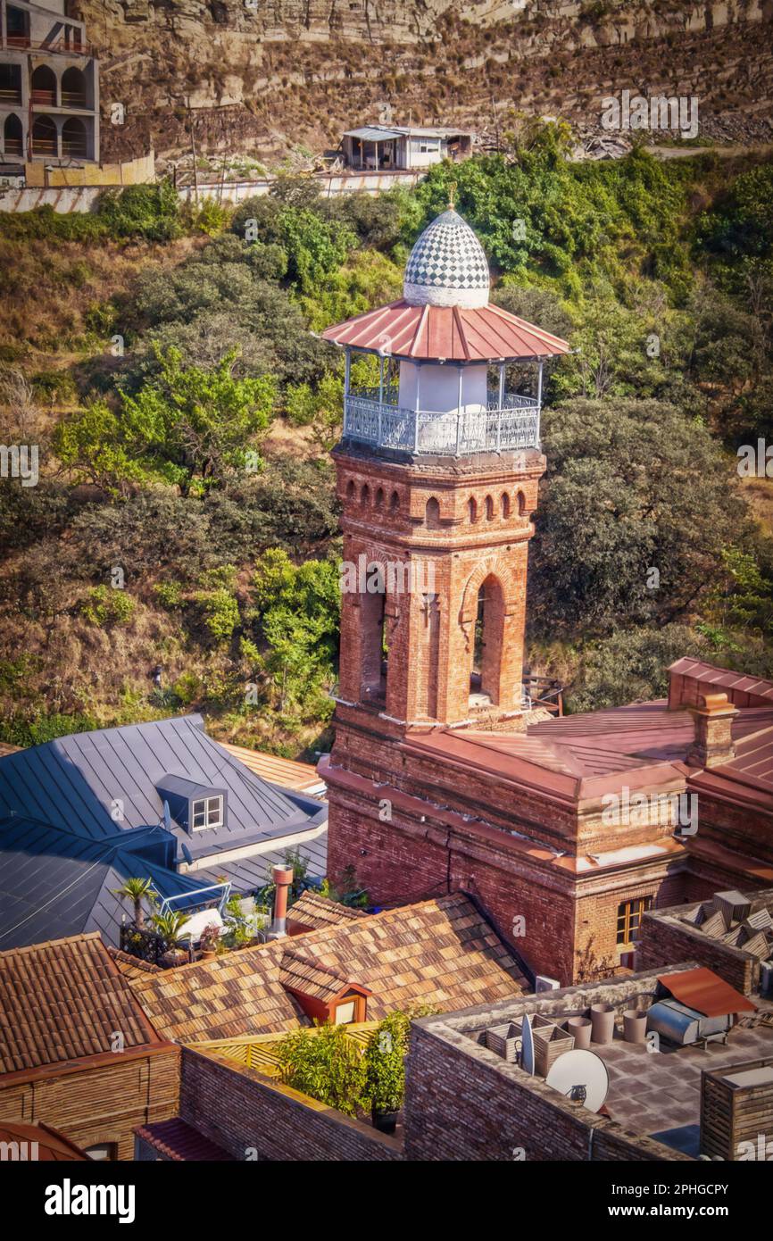 La moschea di Juma si trova nella città vecchia di Tbilisi Georga e guarda giù dalla Fortezza di Narikata con la torre di preghiera-minareto sopra i tetti Foto Stock