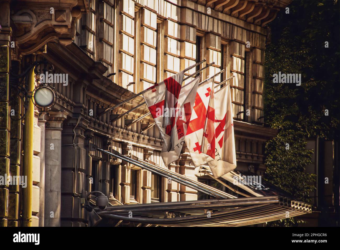 NOV 2017 Tbilisi Georgia - bandiere georgiane che sventolano di fronte al Marriott su Rustaveli Ave nel centro di Tbilisi Georgia Foto Stock