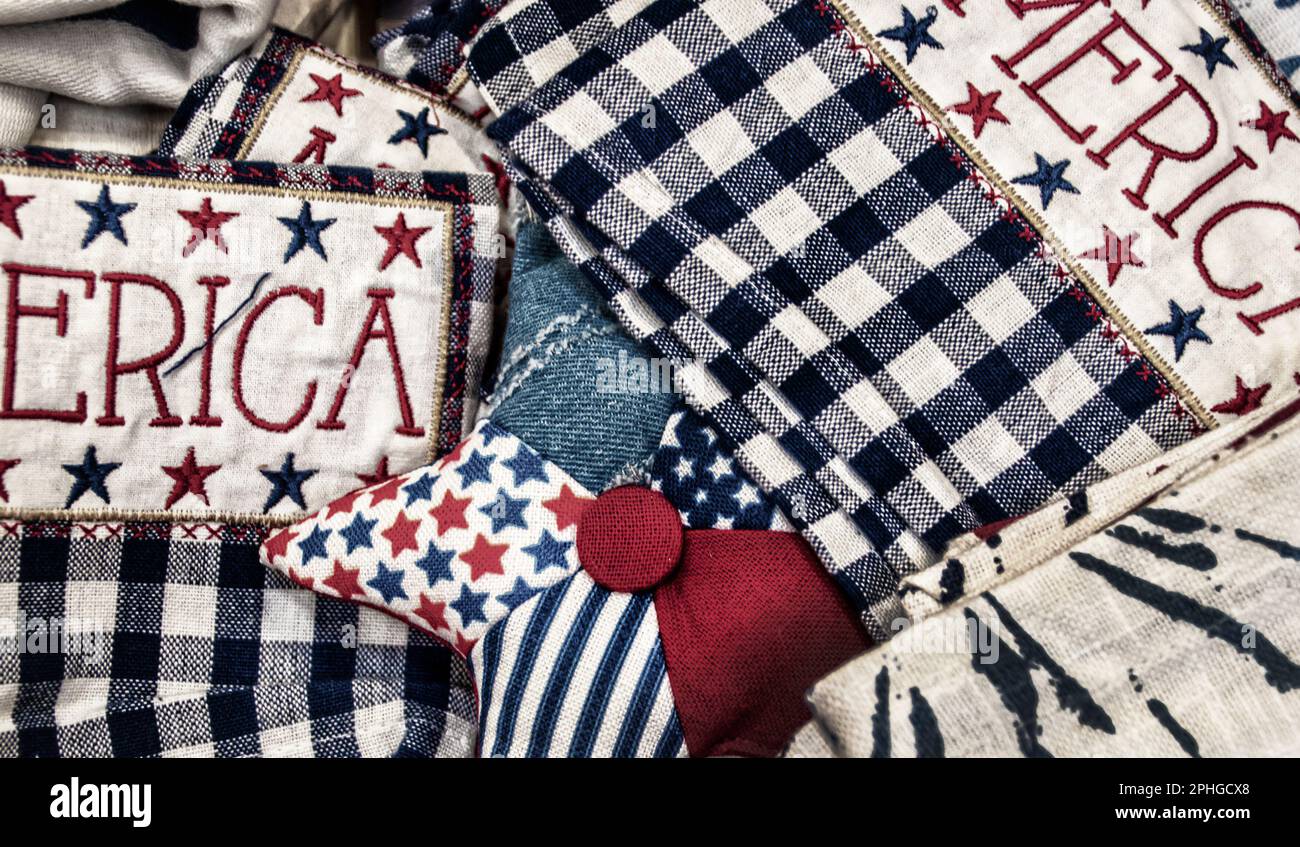 Rustico sfondo patriottico americano casalinga con decorazioni e tovaglioli da tè in rosso bianco e blu plaid e stelle Foto Stock