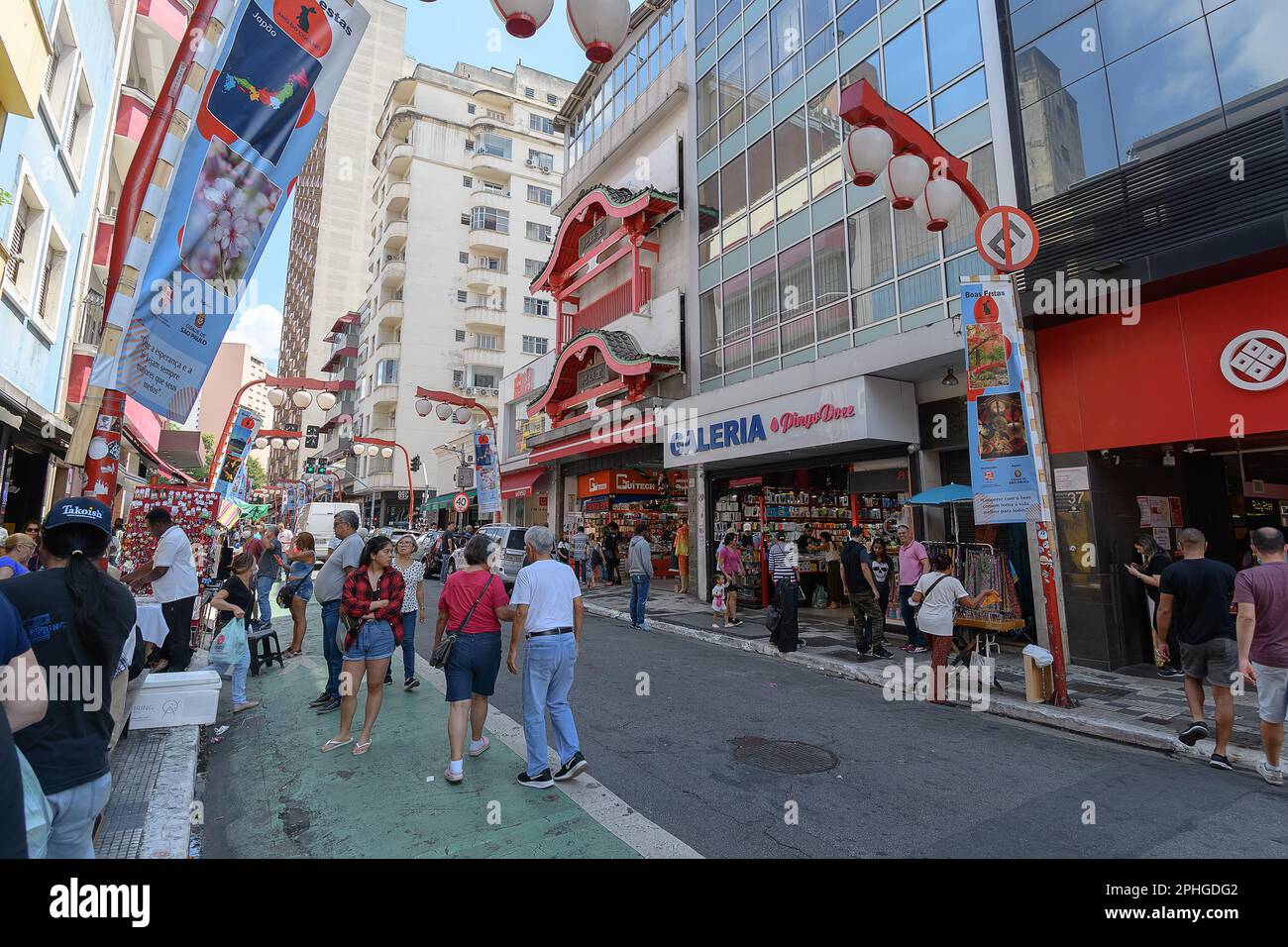 Sao Paulo, SP, Brasile - 31 dicembre 2022: Vista di Liberdade, quartiere a tema giapponese. Destinazione turistica di San Paolo. Foto Stock