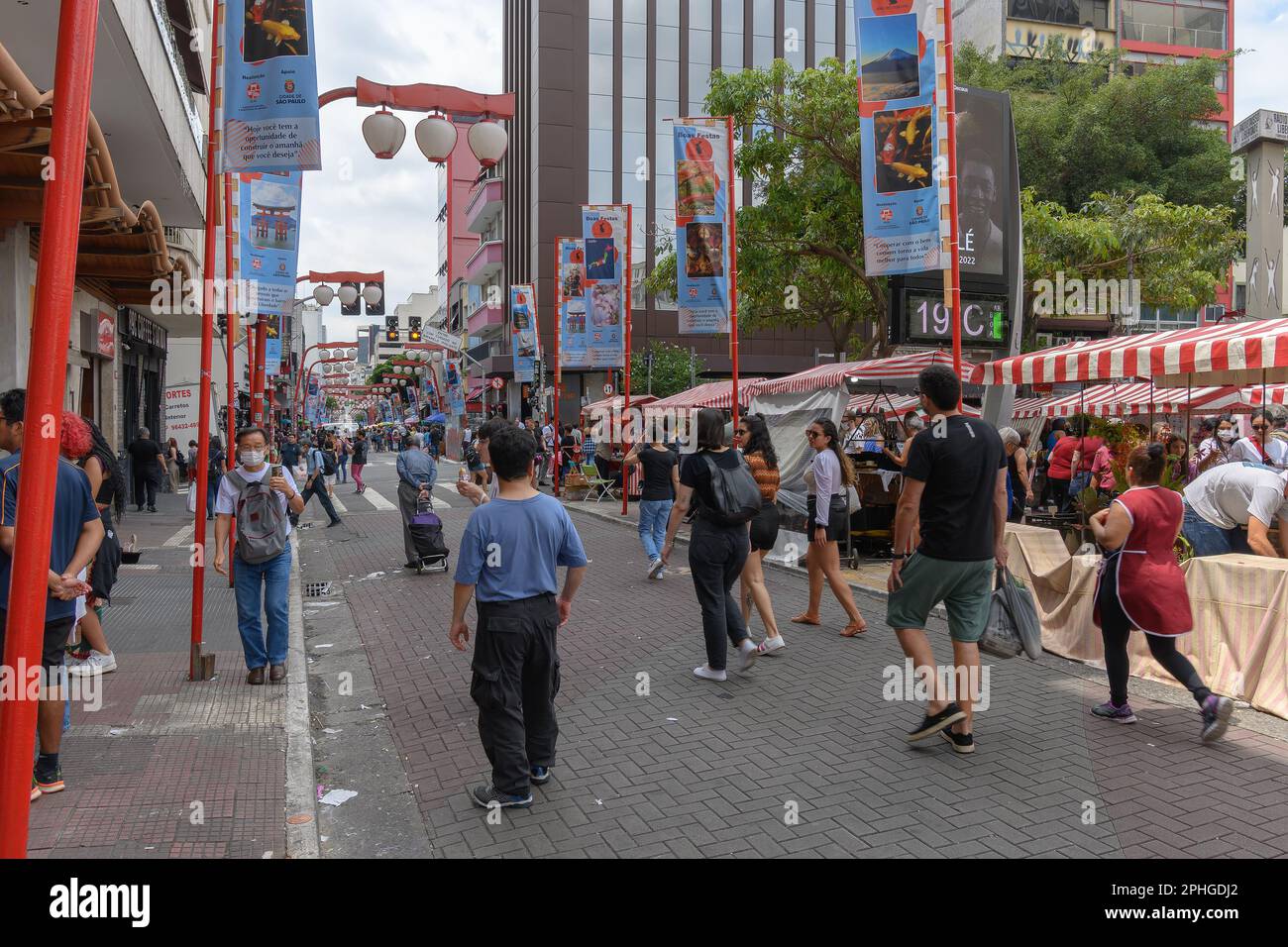 Sao Paulo, SP, Brasile - 31 dicembre 2022: Vista di Liberdade, quartiere a tema giapponese. Destinazione turistica di San Paolo. Foto Stock