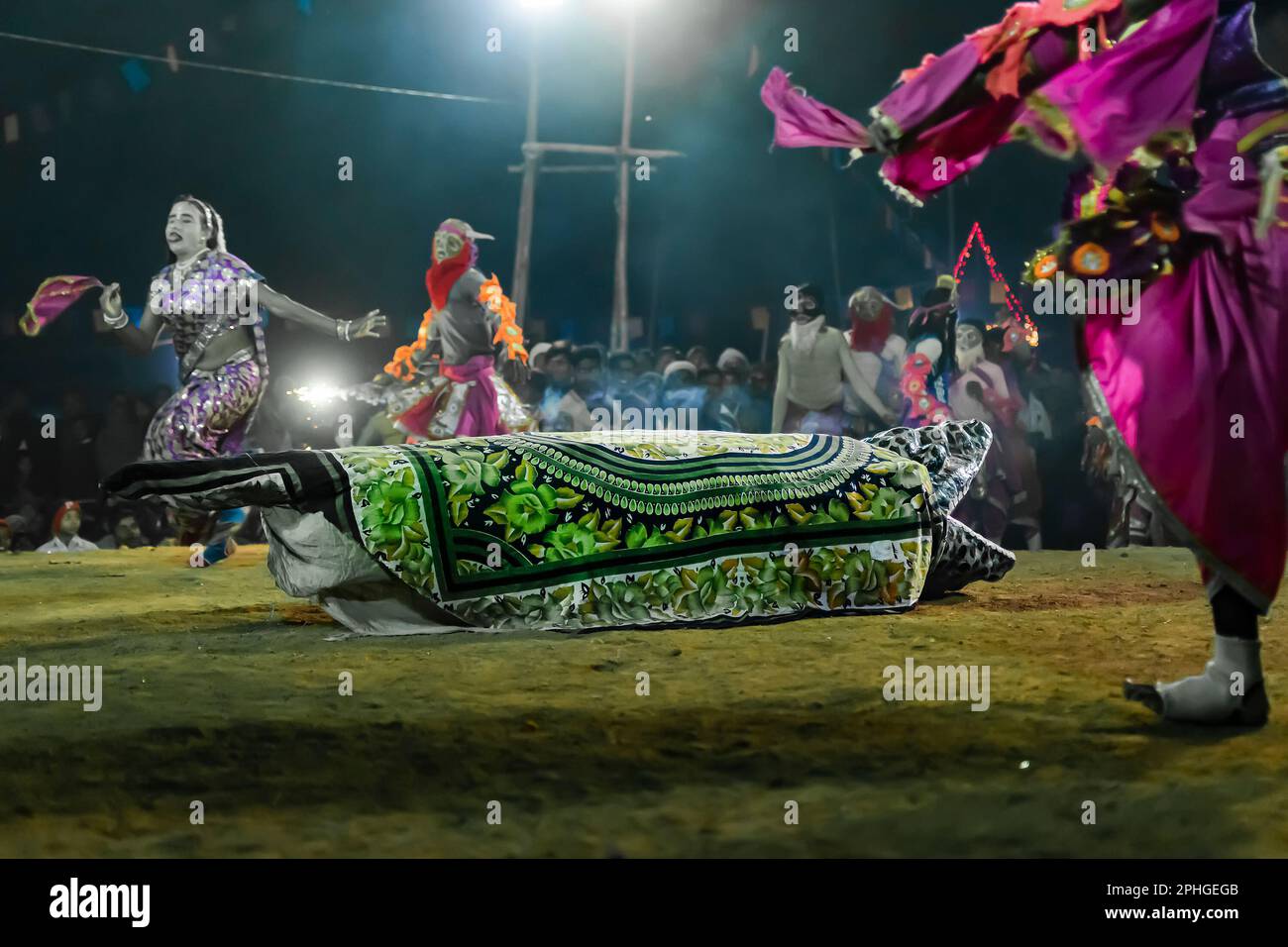 Purulia, Bengala Occidentale, India - 23rd Dicembre 2015 : danza Chhau o danza Chhou di Purulia. Patrimonio culturale immateriale dell'umanità dell'UNESCO. Foto Stock