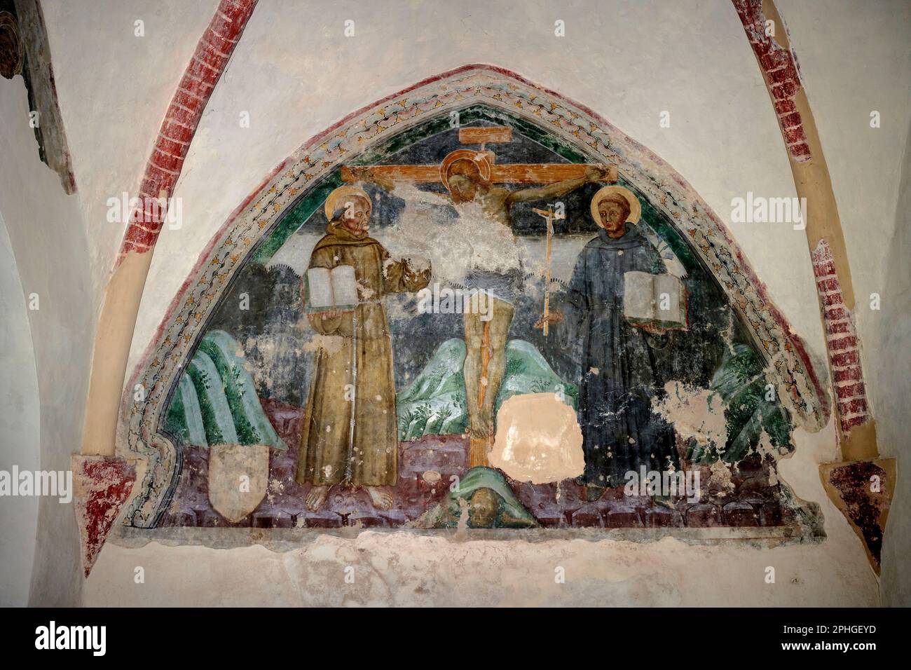 Crocifissione tra S. Bernardino da Siena e S. Nicola da Tolentino - affesco - pittore foppesco - XVI secolo - Provaglio d’Iseo (Bs), Monastero di S. Foto Stock