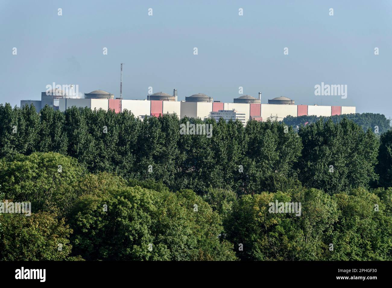 Vista sulla più grande centrale nucleare dell'europa occidentale | Vue sur la Plus grande centrale nucleaire d'Europe de l'Ouest a Gravelines Foto Stock