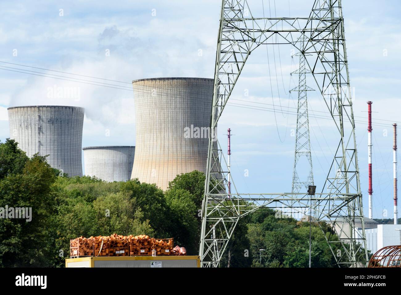 Camino della centrale nucleare di Tihange, situato lungo il fiume Mosa. | Les tours de la centrale nucleaire de Tihange, situee le long de la M Foto Stock
