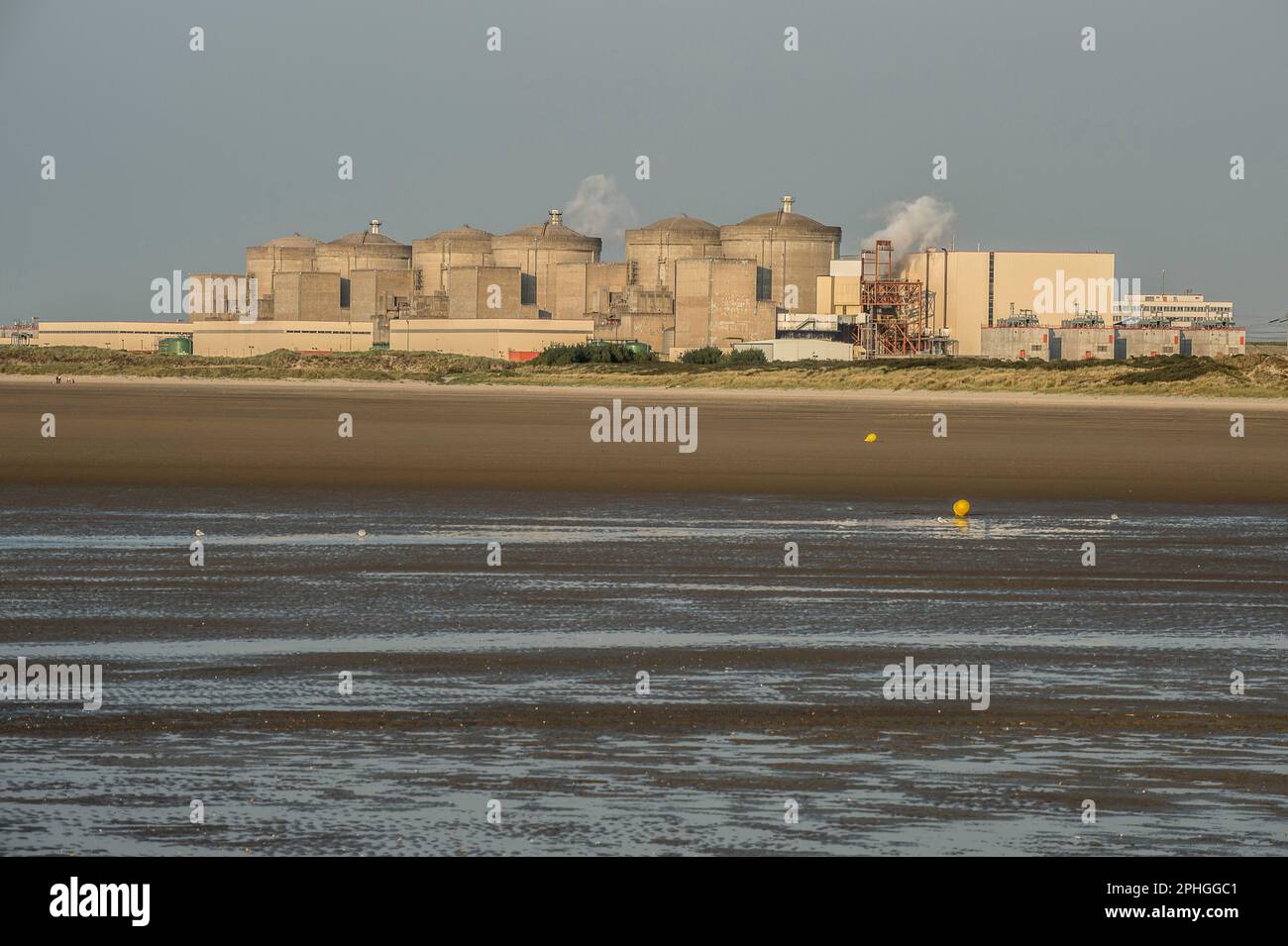 Vista sulla più grande centrale nucleare dell'europa occidentale | Vue sur la Plus grande centrale nucleaire d'Europe de l'Ouest a Gravelines Foto Stock