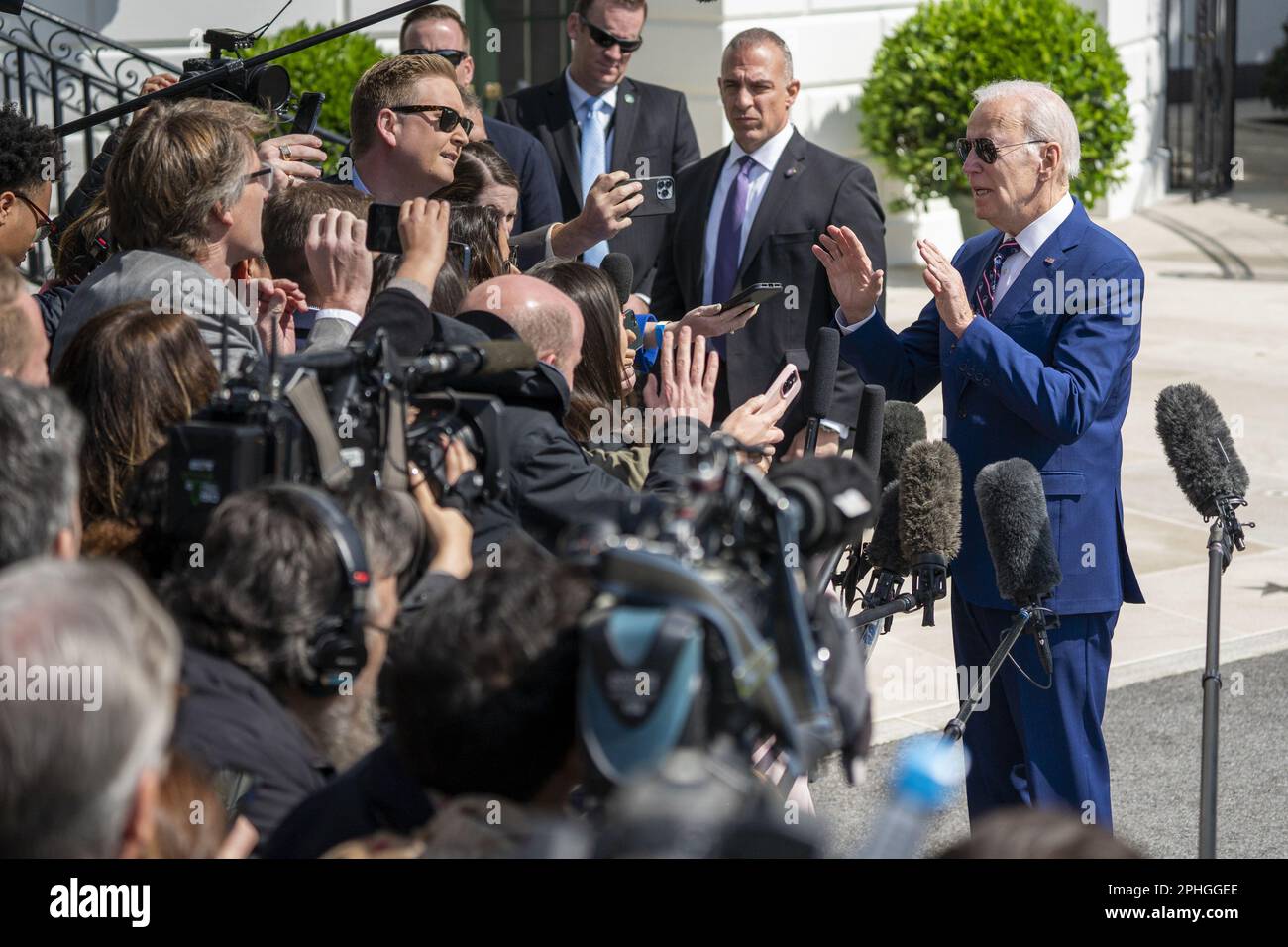 Washington, Stati Uniti. 28th Mar, 2023. Il presidente DEGLI STATI UNITI Joe Biden risponde alle domande gridate dai mezzi di informazione mentre cammina a bordo di Marine One sul prato sud della Casa Bianca a Washington, DC, martedì 28 marzo 2023. Il Presidente Biden si recherà a Durham, North Carolina, per dare il via al tour investire in America. Foto di Shawn Thew/UPI Credit: UPI/Alamy Live News Foto Stock