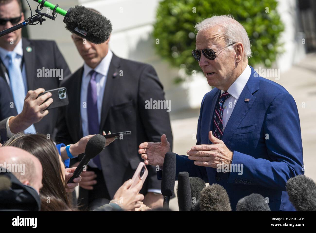 Washington, Stati Uniti. 28th Mar, 2023. Il presidente DEGLI STATI UNITI Joe Biden risponde alle domande gridate dai mezzi di informazione mentre cammina a bordo di Marine One sul prato sud della Casa Bianca a Washington, DC, martedì 28 marzo 2023. Il Presidente Biden si recherà a Durham, North Carolina, per dare il via al tour investire in America. Foto di Shawn Thew/UPI Credit: UPI/Alamy Live News Foto Stock