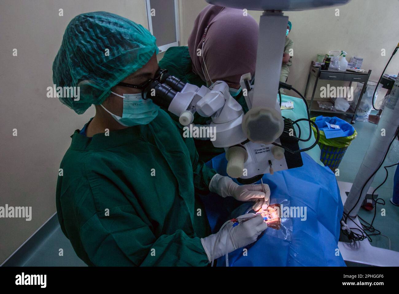 BOGOR, INDONESIA - 27 marzo 2023: I medici effettuano la chirurgia dell'occhio di cataratta sui pazienti usando la tecnica di facoemulsificazione a Bogor, Indonesia Foto Stock