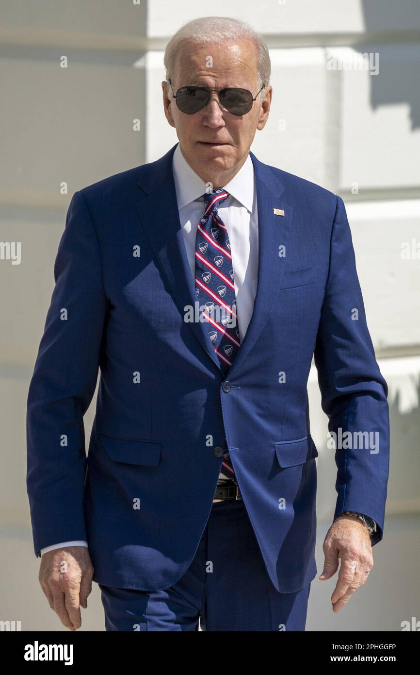 Washington, Stati Uniti. 28th Mar, 2023. Il presidente DEGLI STATI UNITI Joe Biden cammina a bordo di Marine One sul prato sud della Casa Bianca a Washington, DC, martedì 28 marzo 2023. Il Presidente Biden si recherà a Durham, North Carolina, per dare il via al tour investire in America. Foto di Shawn Thew/UPI Credit: UPI/Alamy Live News Foto Stock