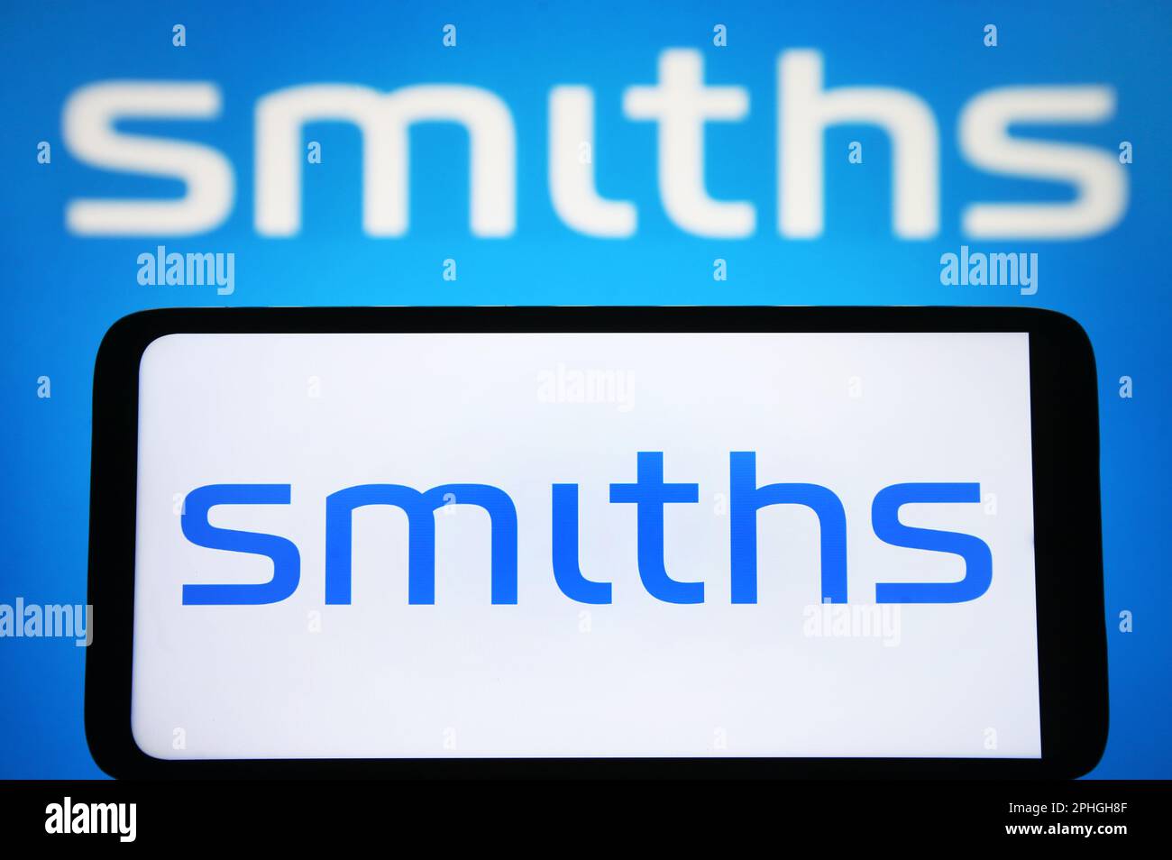 In questa immagine, il logo Smiths Group plc viene visualizzato sullo smartphone e sullo schermo del pc. Foto Stock