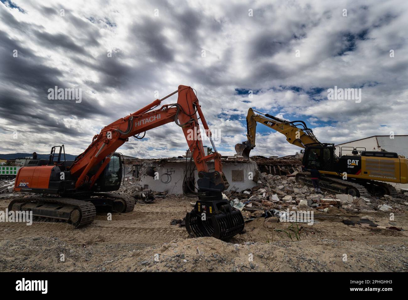 Corigliano Rossano, Italia. 28th Mar, 2023. I bulldozer demoliscono il lido delle Sirene a Corigliano Rossano a seguito di un'ordinanza del comune. Questa struttura era illegale e sulla spiaggia, su terreni di proprietà statale. Era stata abbandonata e fatiscente per molti anni ed è stata considerata un eco-mostro in concreto. In passato era una discoteca della 'Ndrangheta e per anni gestita dalla mafia. Credit: Independent Photo Agency/Alamy Live News Foto Stock