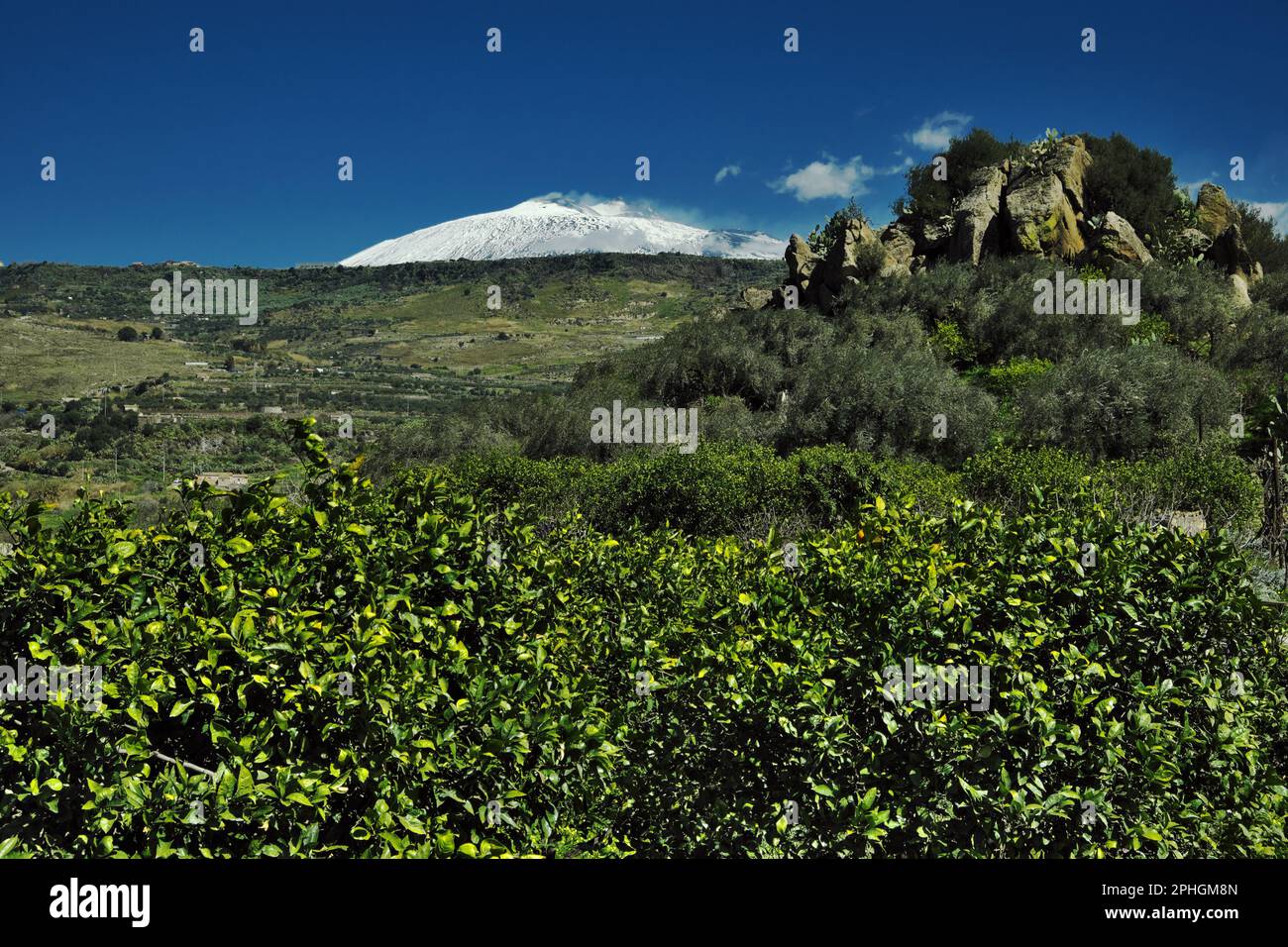 Primavera in Sicilia paesaggio con Etna coperto di neve bianca contro il cielo blu, Italia Foto Stock