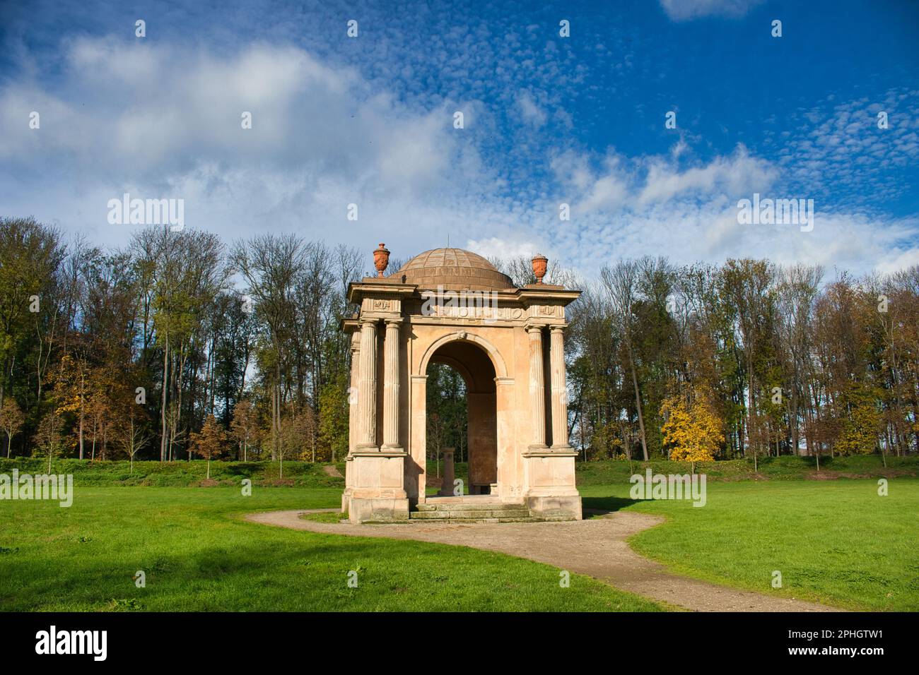 Padiglione Maria Teresa nel parco, castello di Vellusy. Repubblica Ceca. Foto Stock