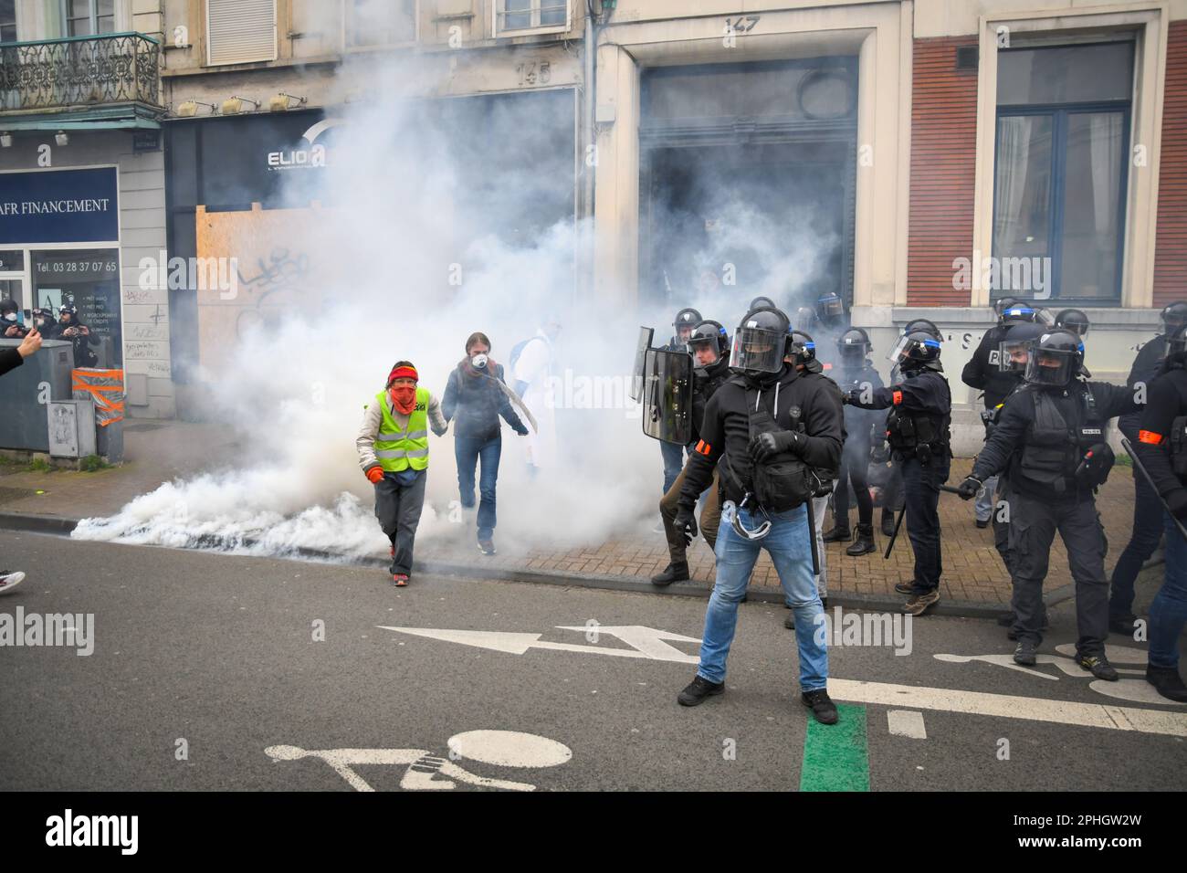 Lille,Francia,28th marzo 2023.un altro giorno di scioperi e di protesta contro le riforme pensionistiche in tutta la Francia.l'età della pensione è salita da 62 a 64. Credit: Pmvfoto/Alamy Live News Foto Stock