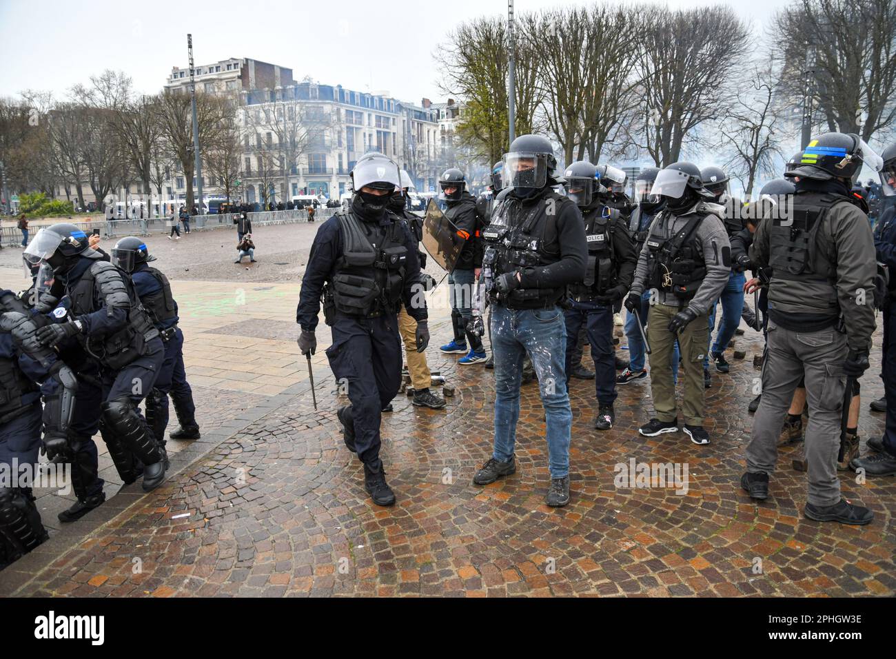 Lille,Francia,28th marzo 2023.un altro giorno di scioperi e di protesta contro le riforme pensionistiche in tutta la Francia.l'età della pensione è salita da 62 a 64. Credit: Pmvfoto/Alamy Live News Foto Stock