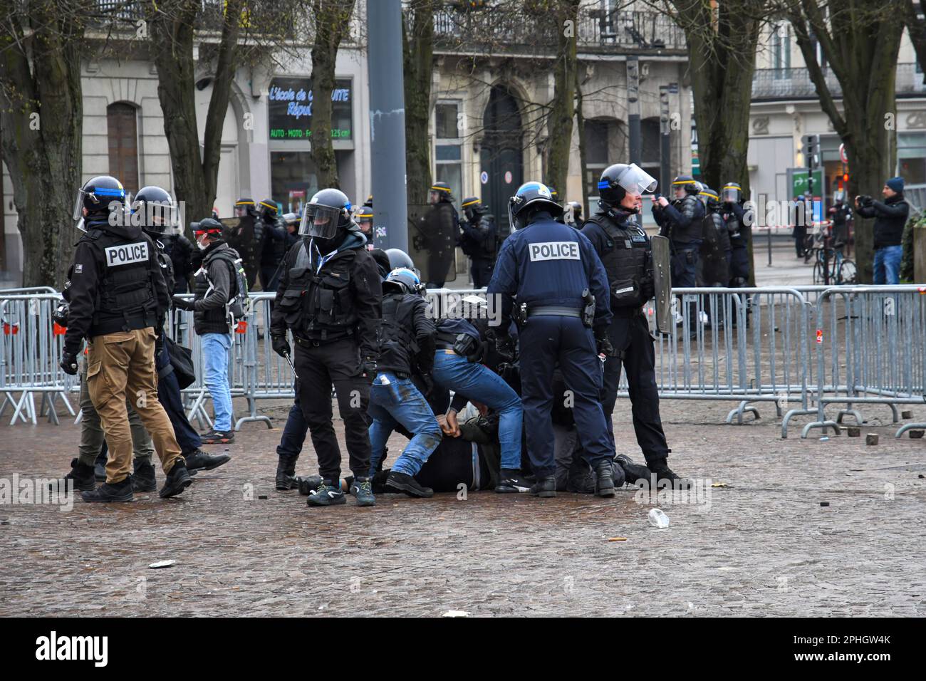 Lille,Francia,28th marzo 2023.un altro giorno di scioperi e di protesta contro le riforme pensionistiche in tutta la Francia.l'età della pensione è salita da 62 a 64. Credit: Pmvfoto/Alamy Live News Foto Stock