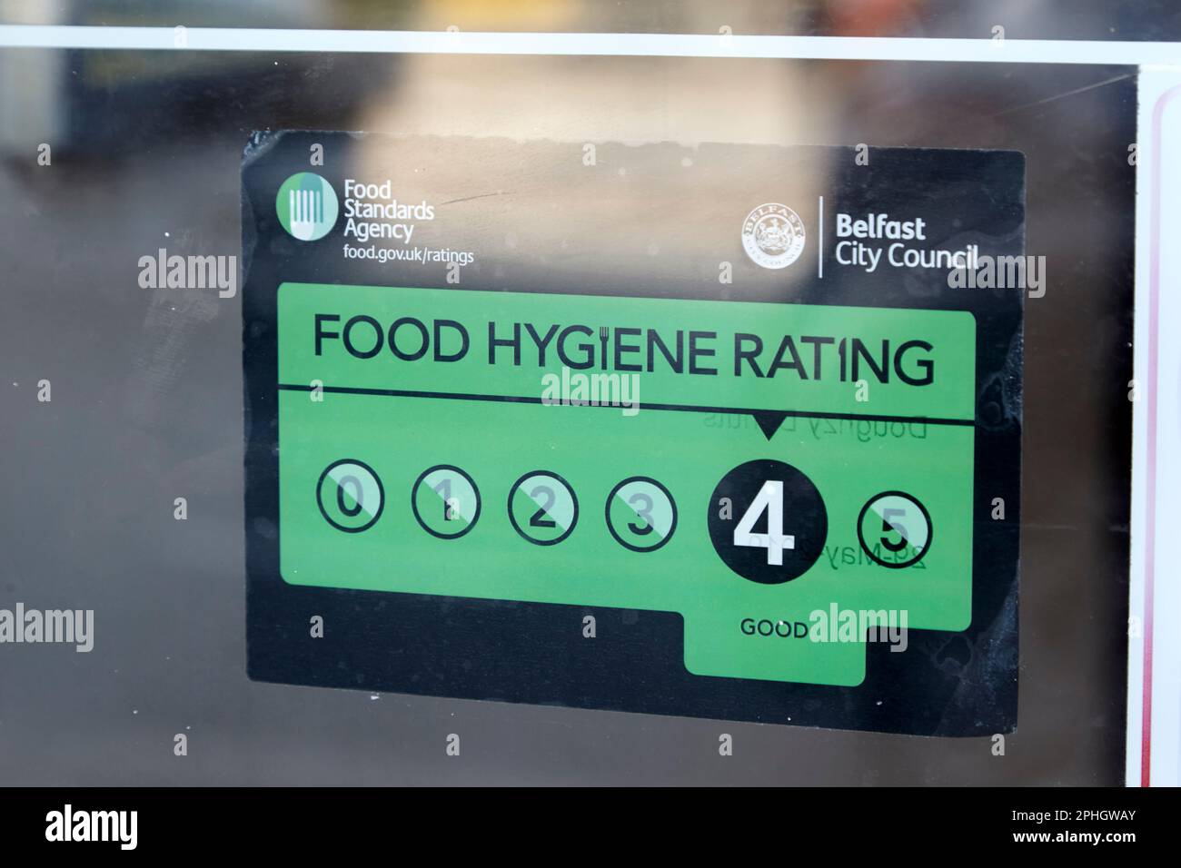 classificazione per l'igiene alimentare 4 buona belfast city council food standards agency segno nella finestra di uno strandtown ristorante, belfast orientale, irlanda del nord, u Foto Stock