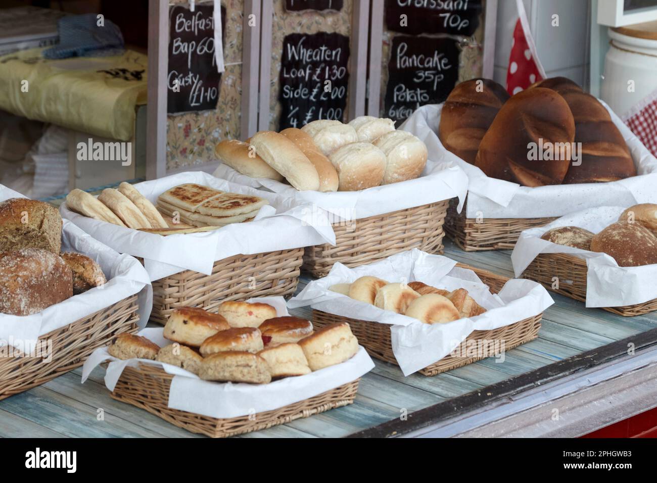 selezione di pane irlandese del nord nella finestra di uno strandtown locale panetteria, belfast orientale, irlanda del nord, regno unito Foto Stock