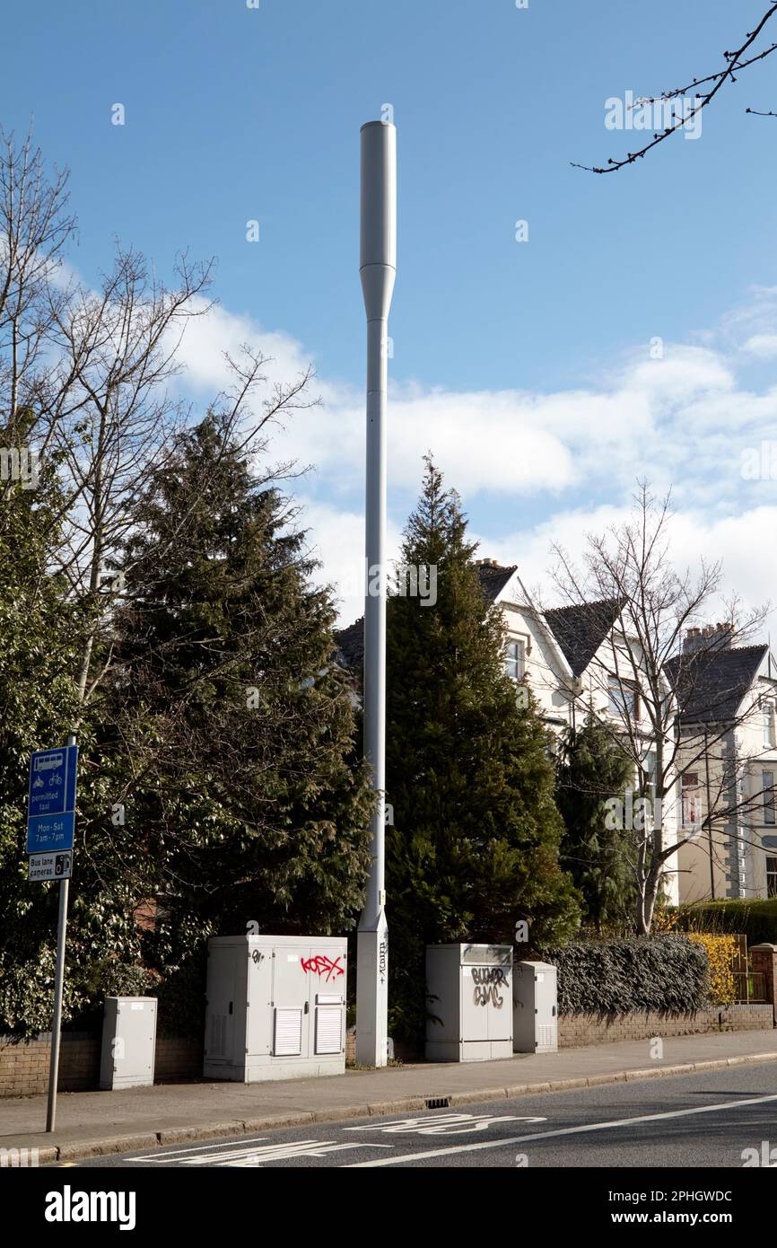 5g asta telefonica sulla parte superiore della strada di newtownards, belfast orientale, irlanda del nord, regno unito Foto Stock