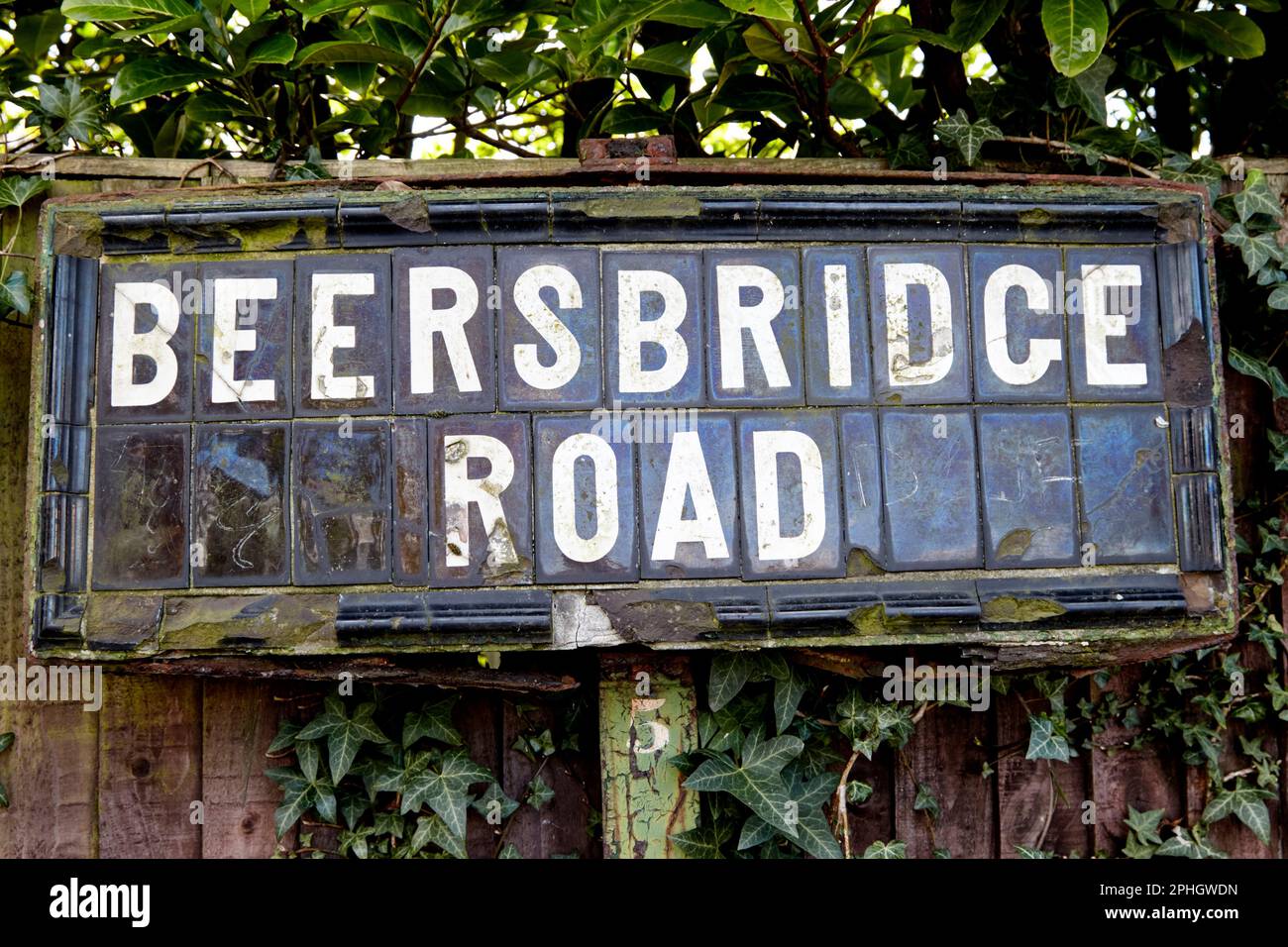 belfast mattonelle nere cartello stradale per beersbridge strada ballyhackamore, belfast est, irlanda del nord, regno unito Foto Stock