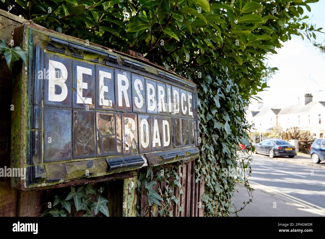 belfast mattonelle nere cartello stradale per beersbridge strada ballyhackamore, belfast est, irlanda del nord, regno unito Foto Stock
