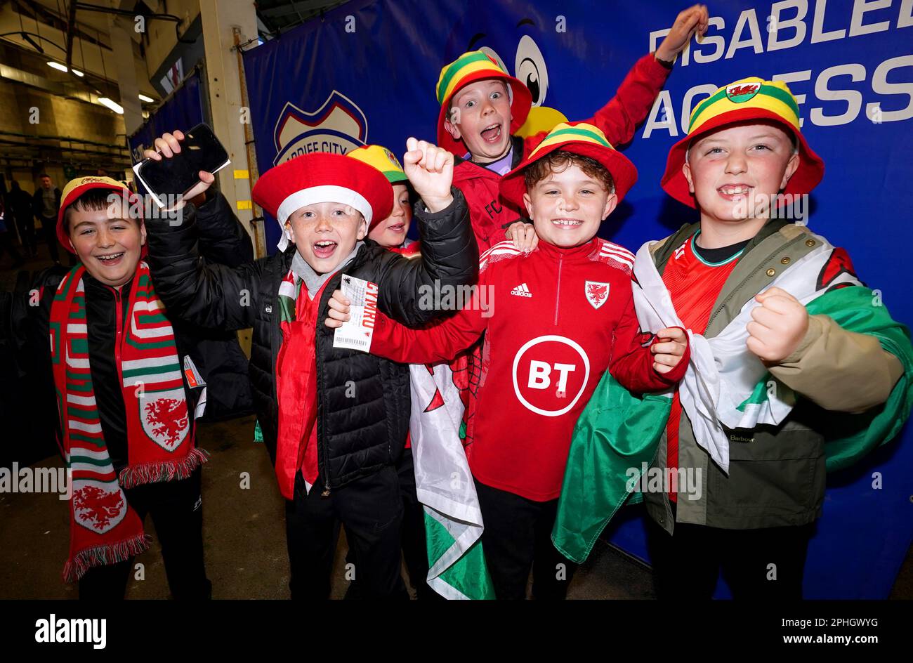 I tifosi del Galles precedono la partita UEFA euro 2024 del gruppo D al Cardiff City Stadium di Cardiff. Data immagine: Martedì 28 marzo 2023. Foto Stock