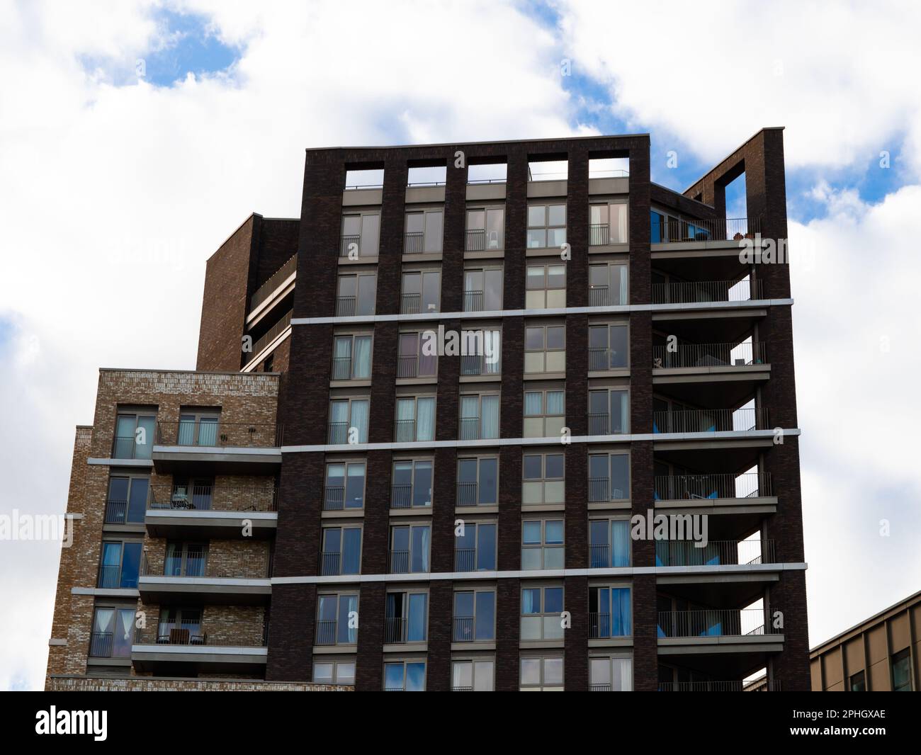 case residenziali su sfondo blu cielo in inghilterra Foto Stock