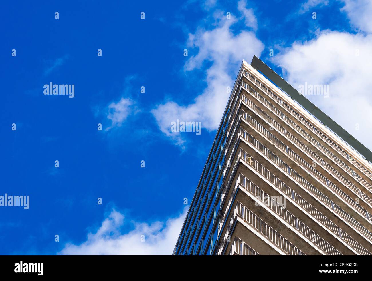 case residenziali su sfondo blu cielo in inghilterra Foto Stock