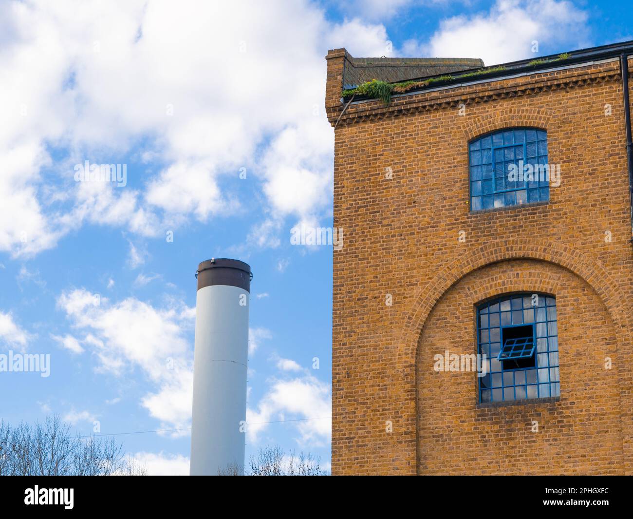 case residenziali su sfondo blu cielo in inghilterra Foto Stock