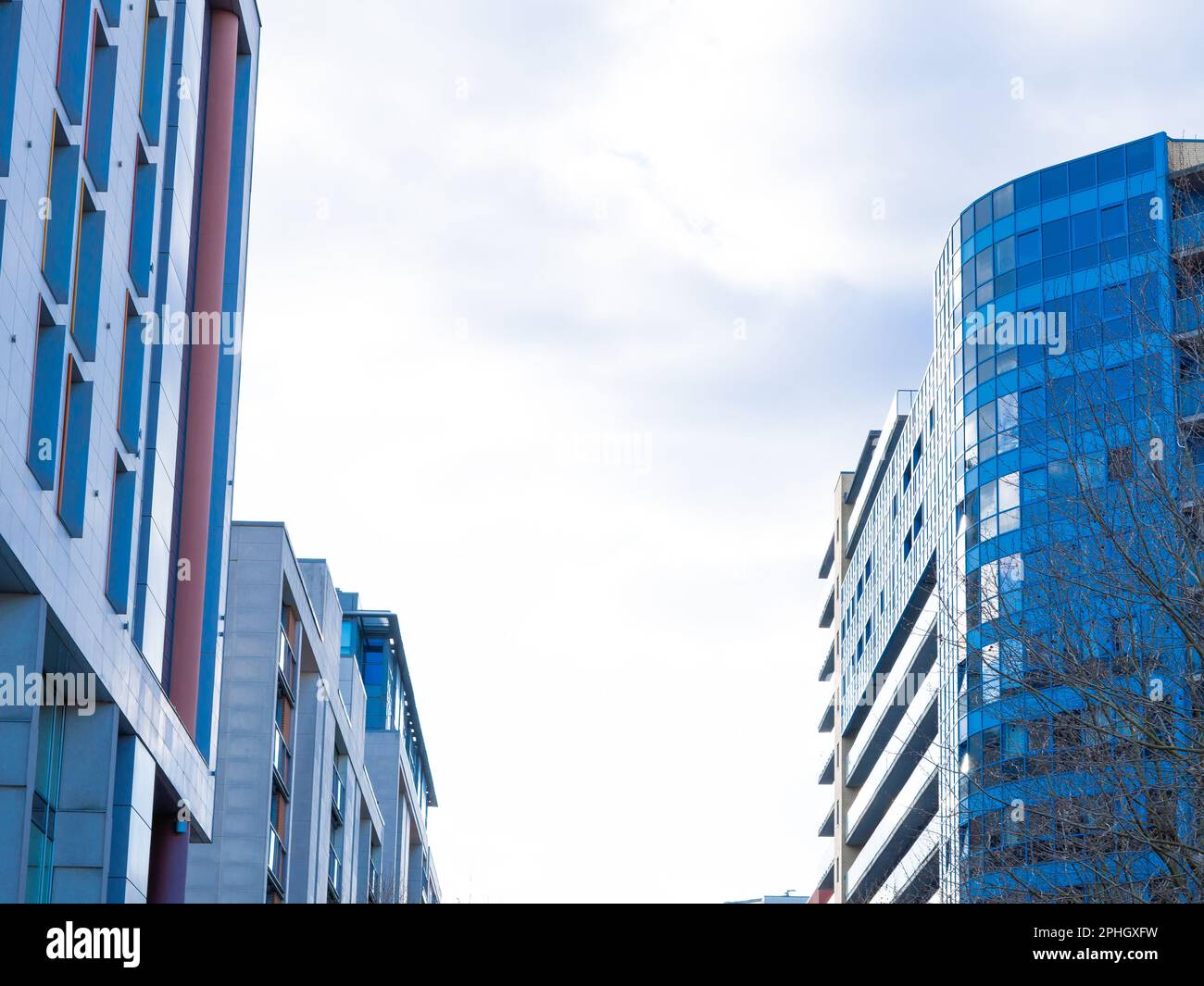 case residenziali su sfondo blu cielo in inghilterra Foto Stock