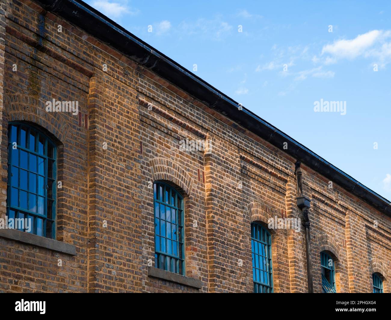 case residenziali su sfondo blu cielo in inghilterra Foto Stock