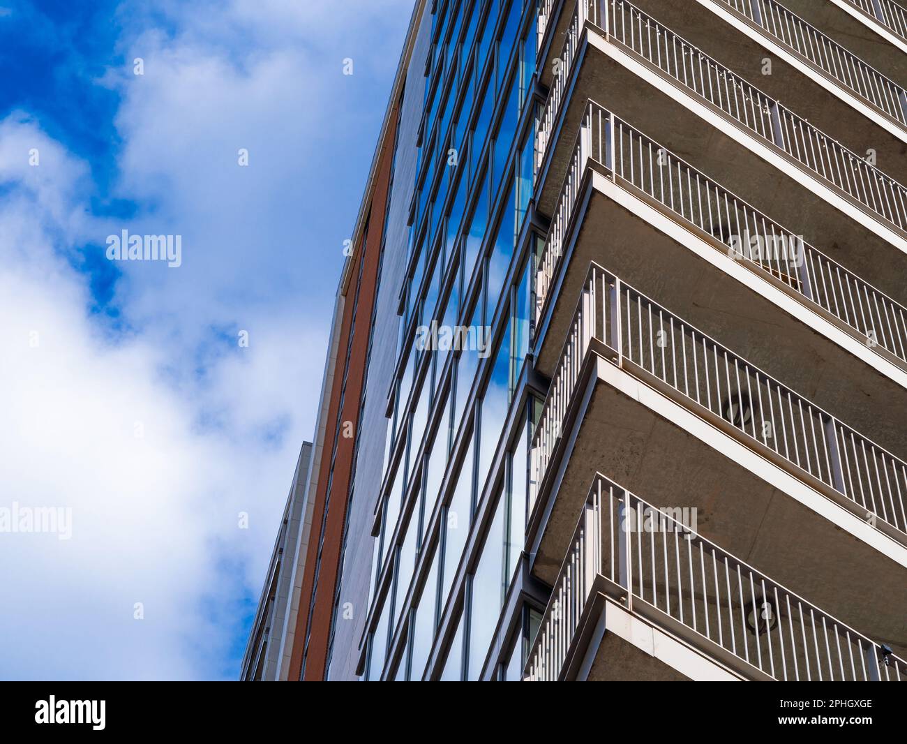 case residenziali su sfondo blu cielo in inghilterra Foto Stock