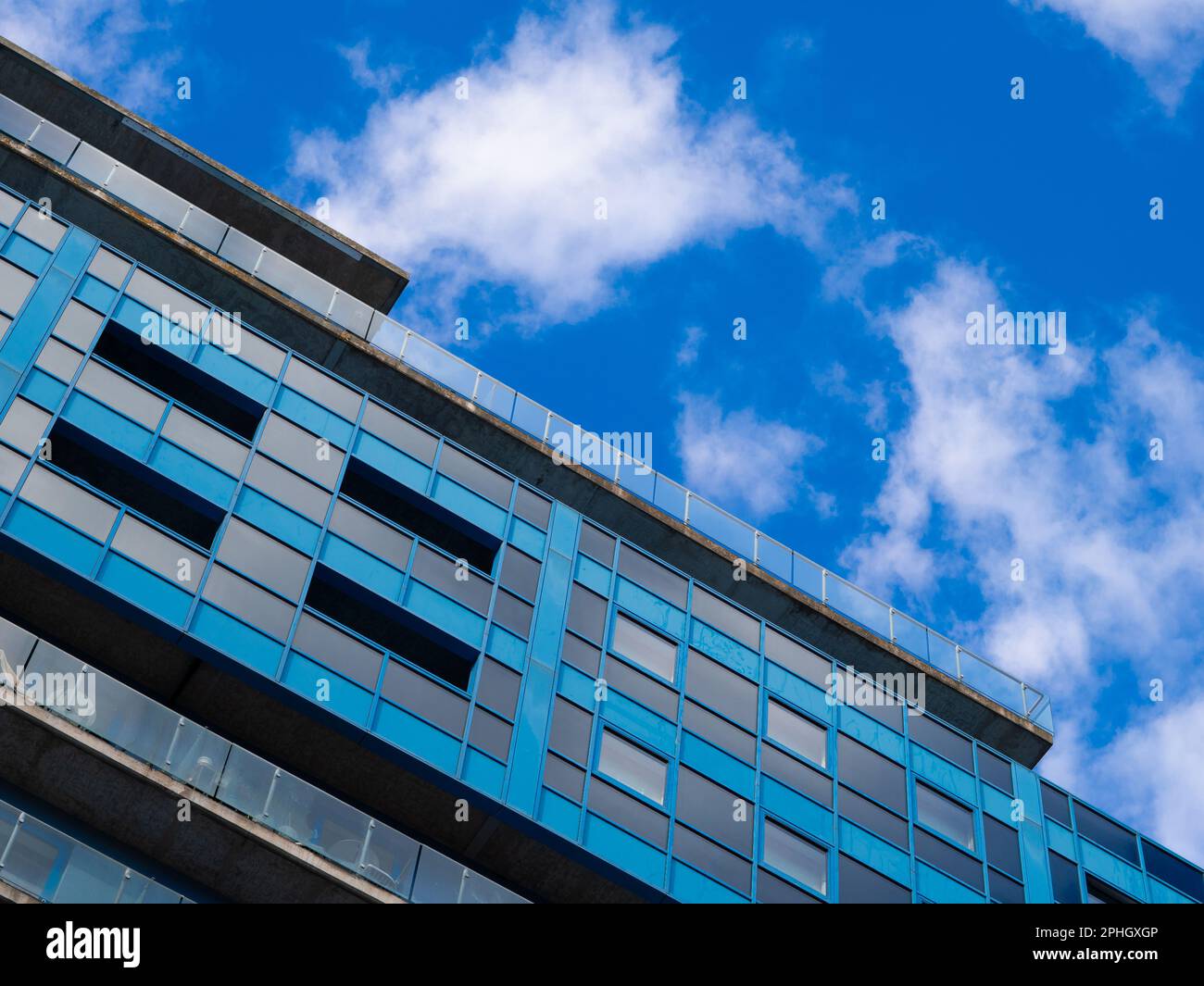 case residenziali su sfondo blu cielo in inghilterra Foto Stock