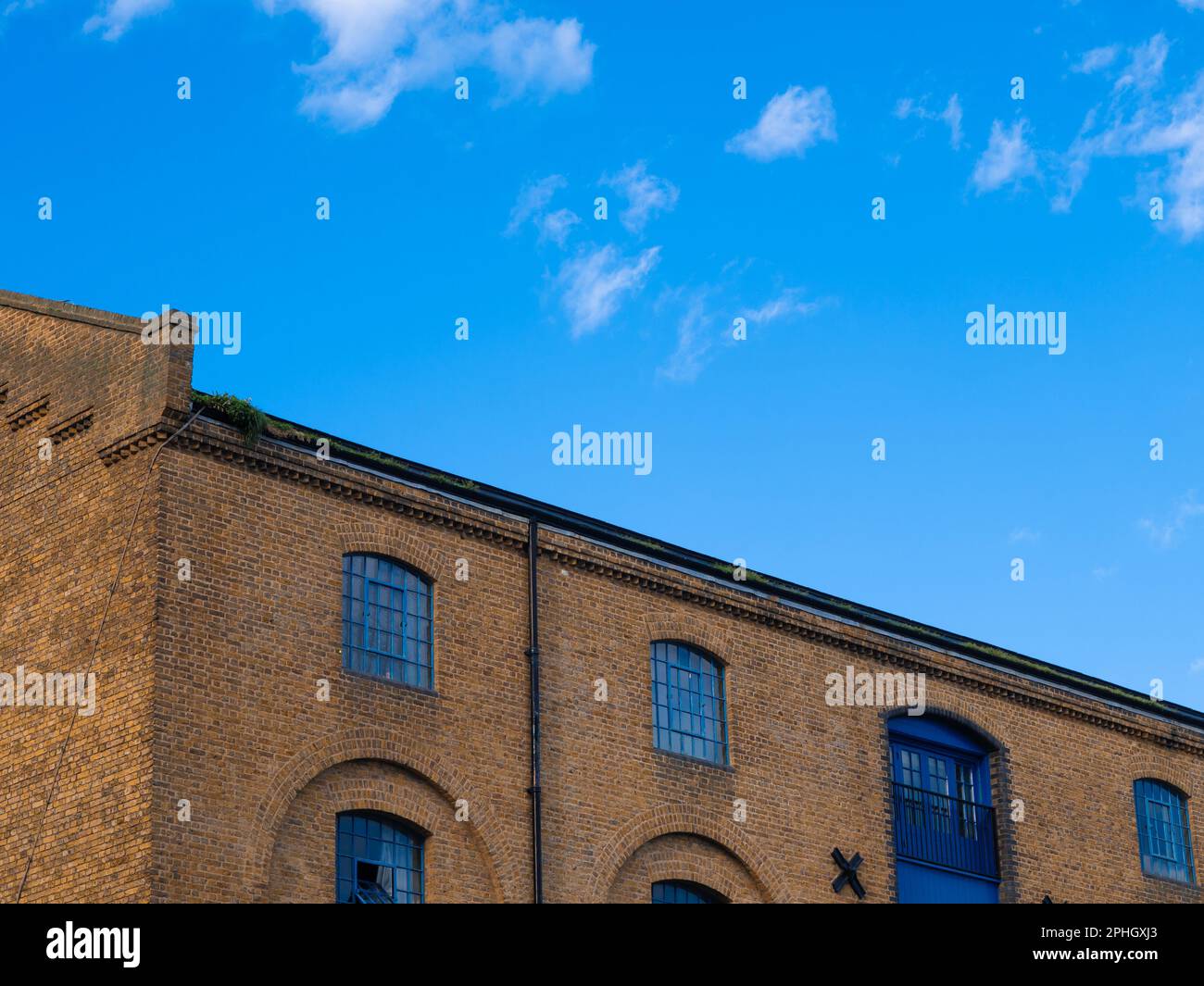 case residenziali su sfondo blu cielo in inghilterra Foto Stock