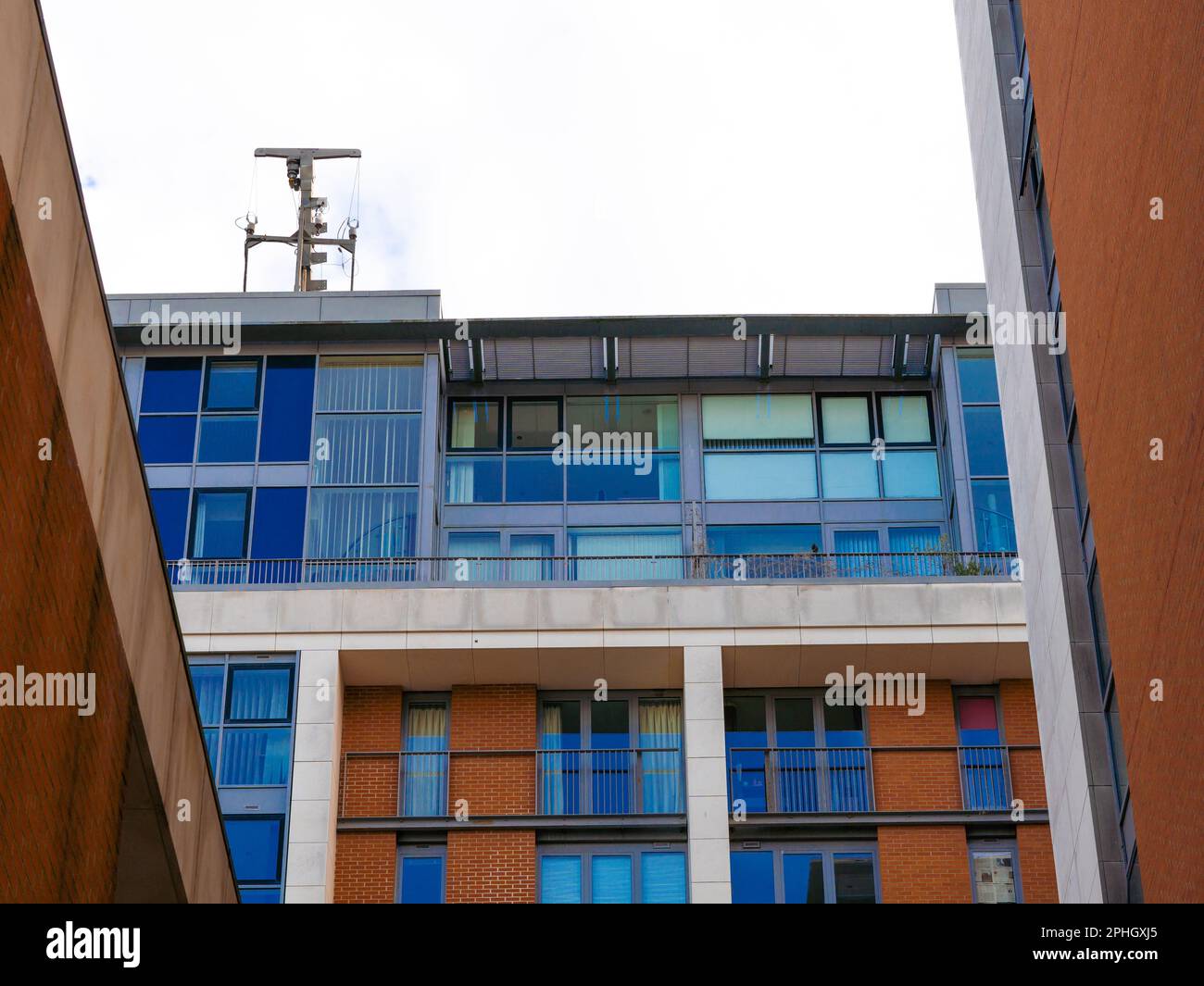 case residenziali su sfondo blu cielo in inghilterra Foto Stock