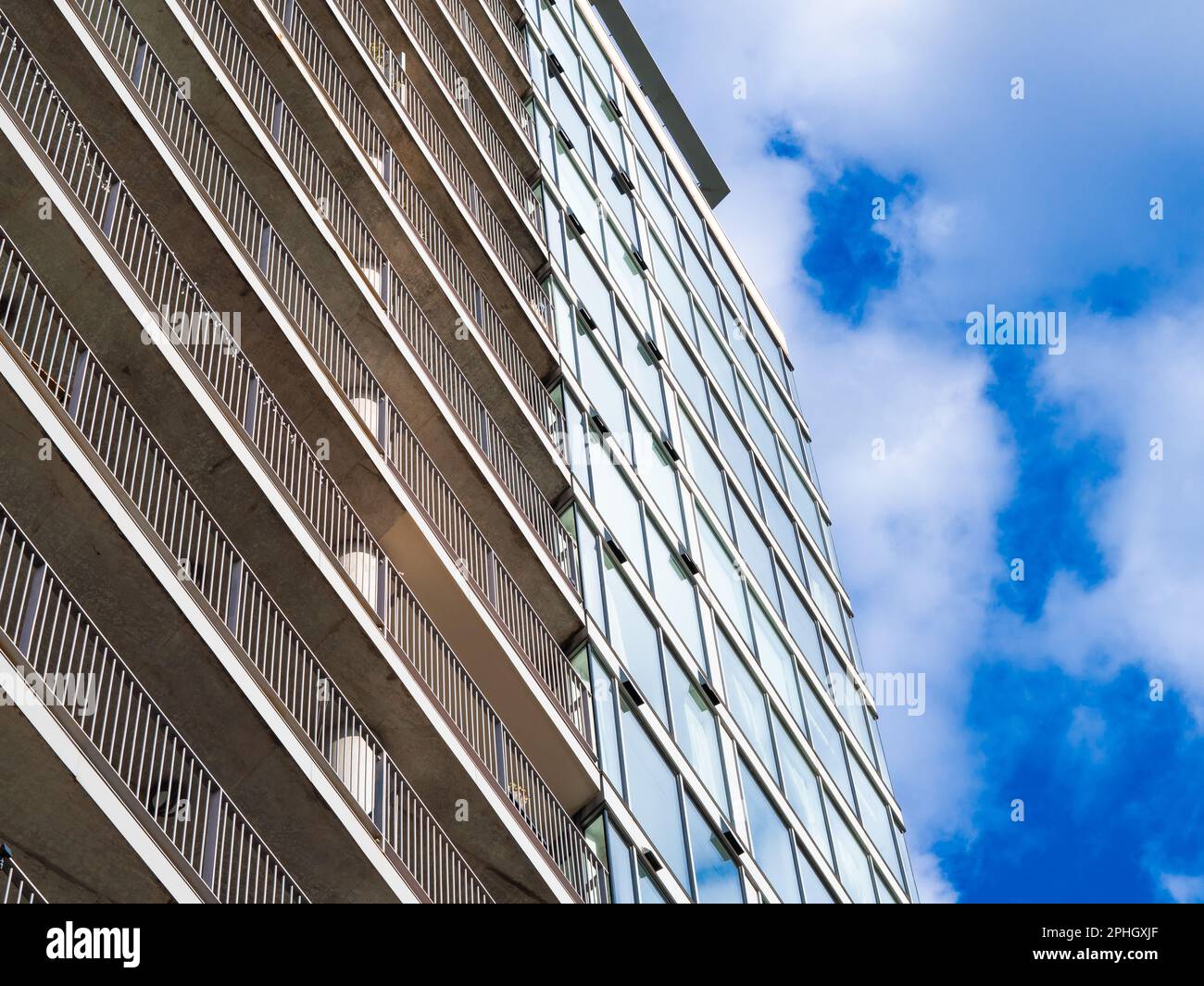 case residenziali su sfondo blu cielo in inghilterra Foto Stock