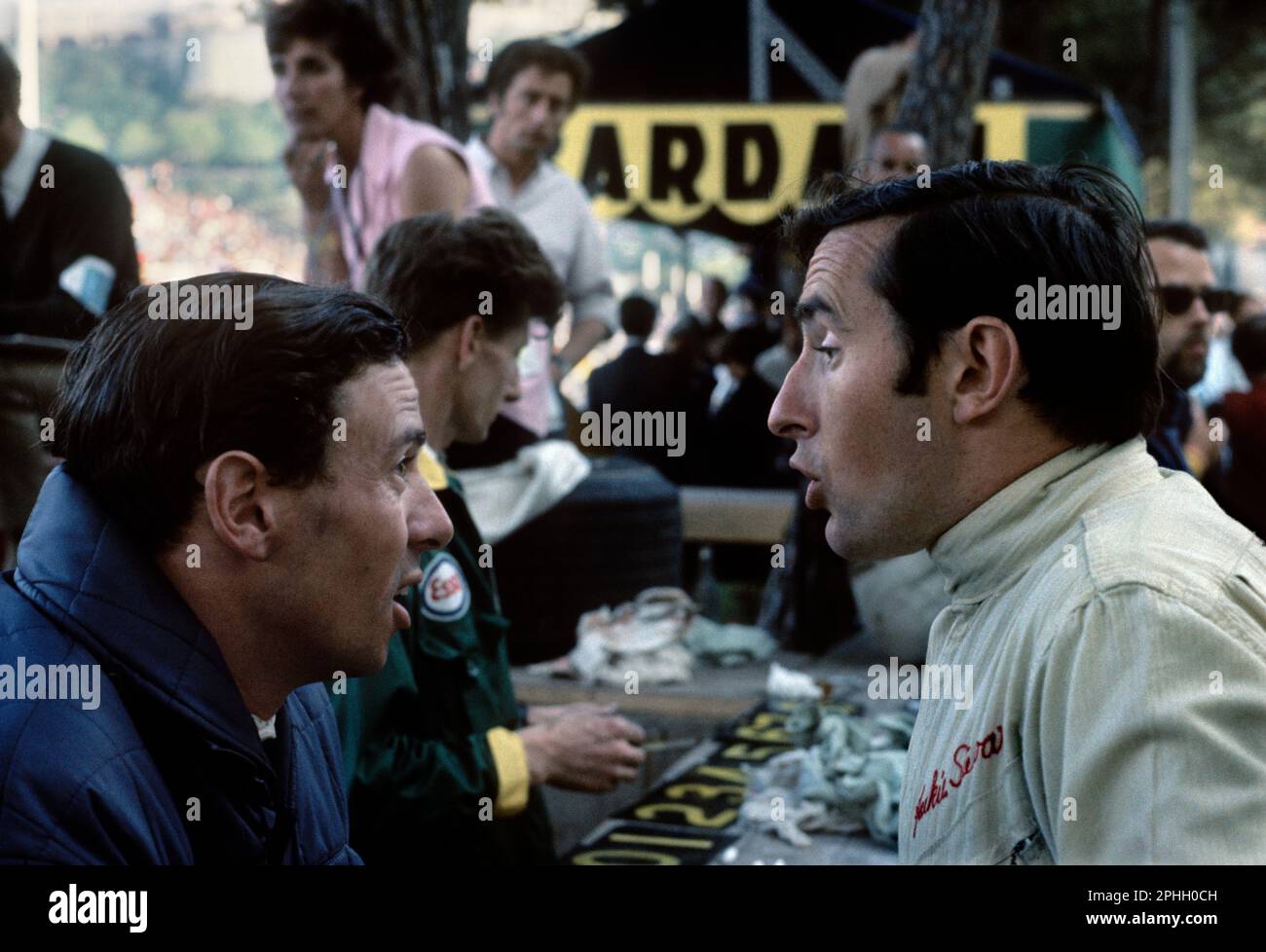 I piloti scozzesi di Formula 1 Jim Cark (due volte campione del mondo) e Jackie Stewart (tre volte campione del mondo) parlano prima di una gara, c.1967/68. Foto Stock